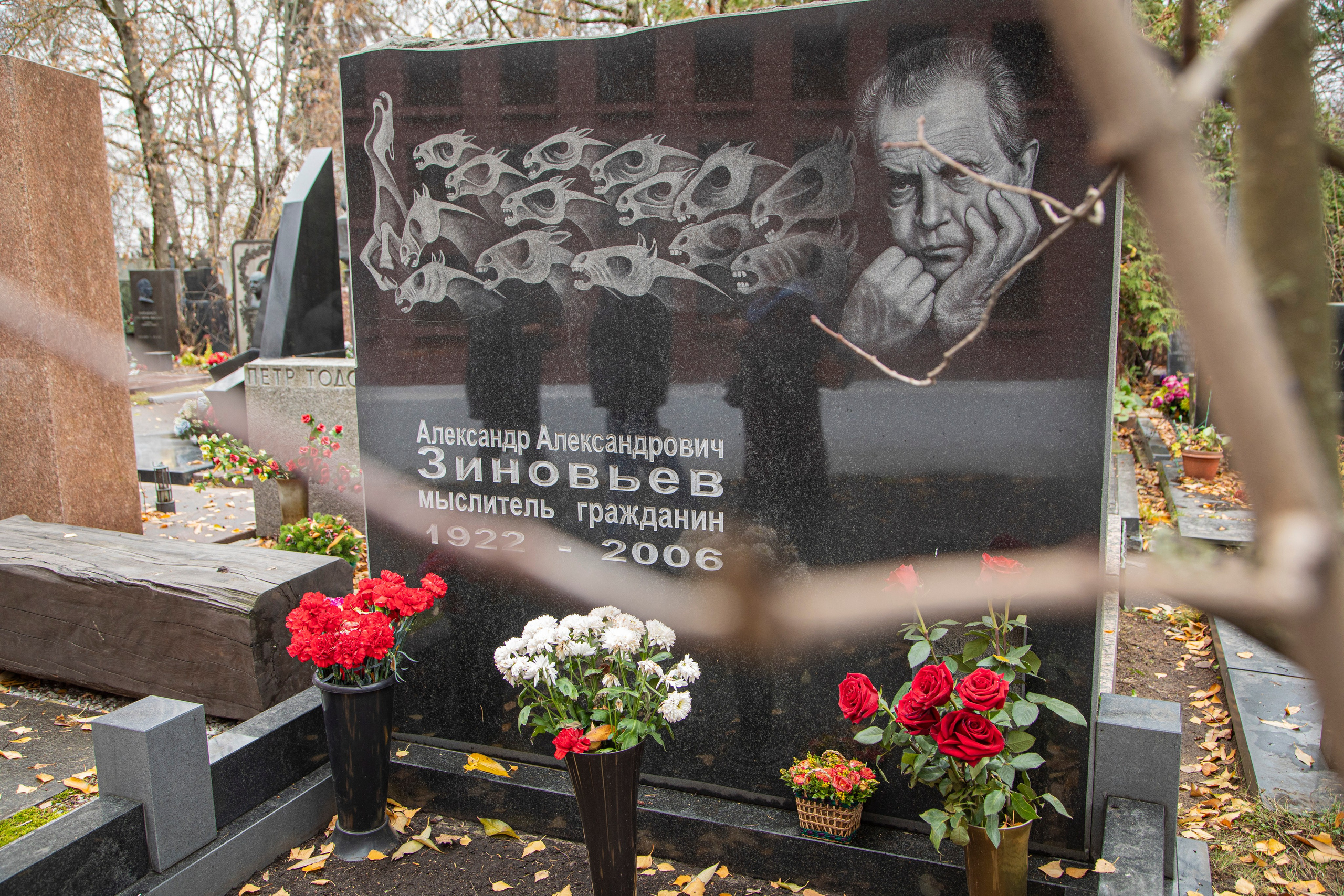 Осенняя прогулка по Новодевичьему кладбищу. Фотограф Сергей Ловкий