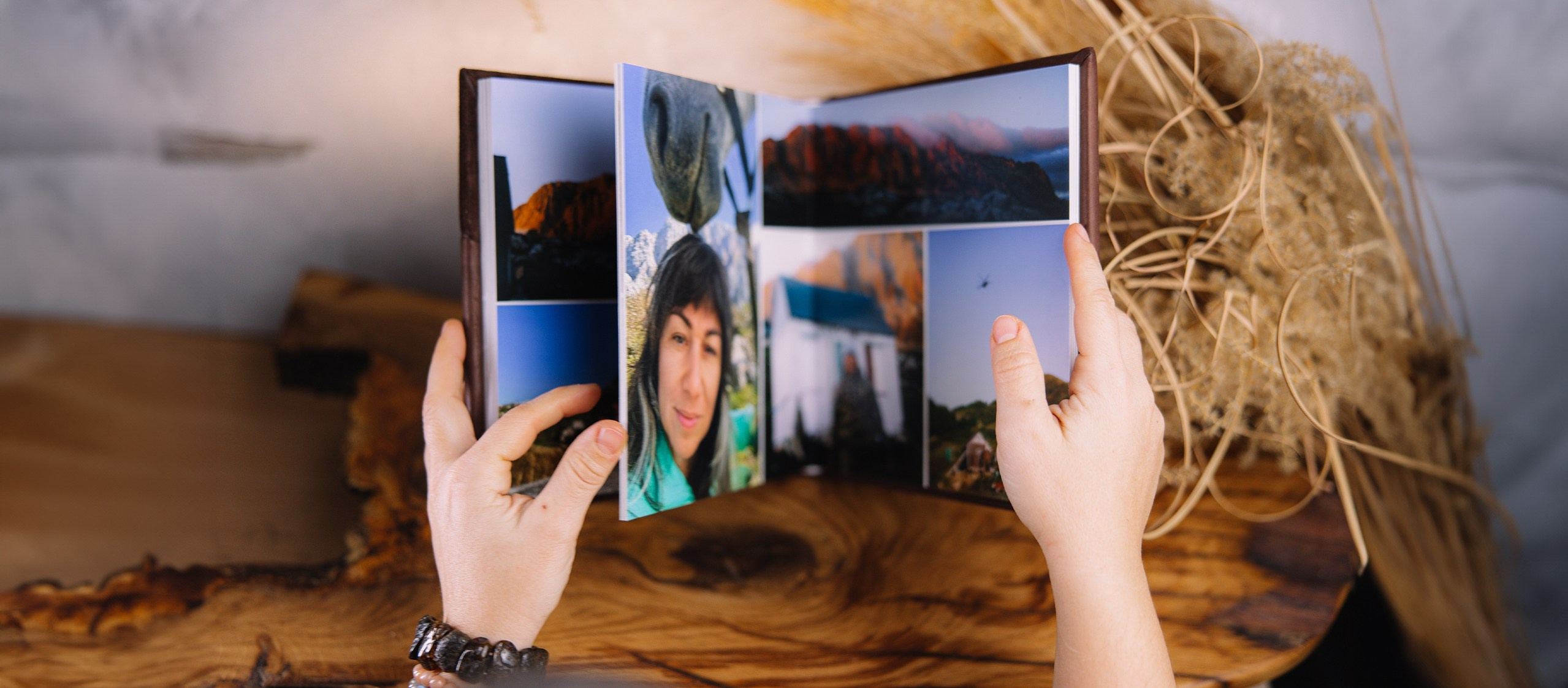 Руки листают развороты