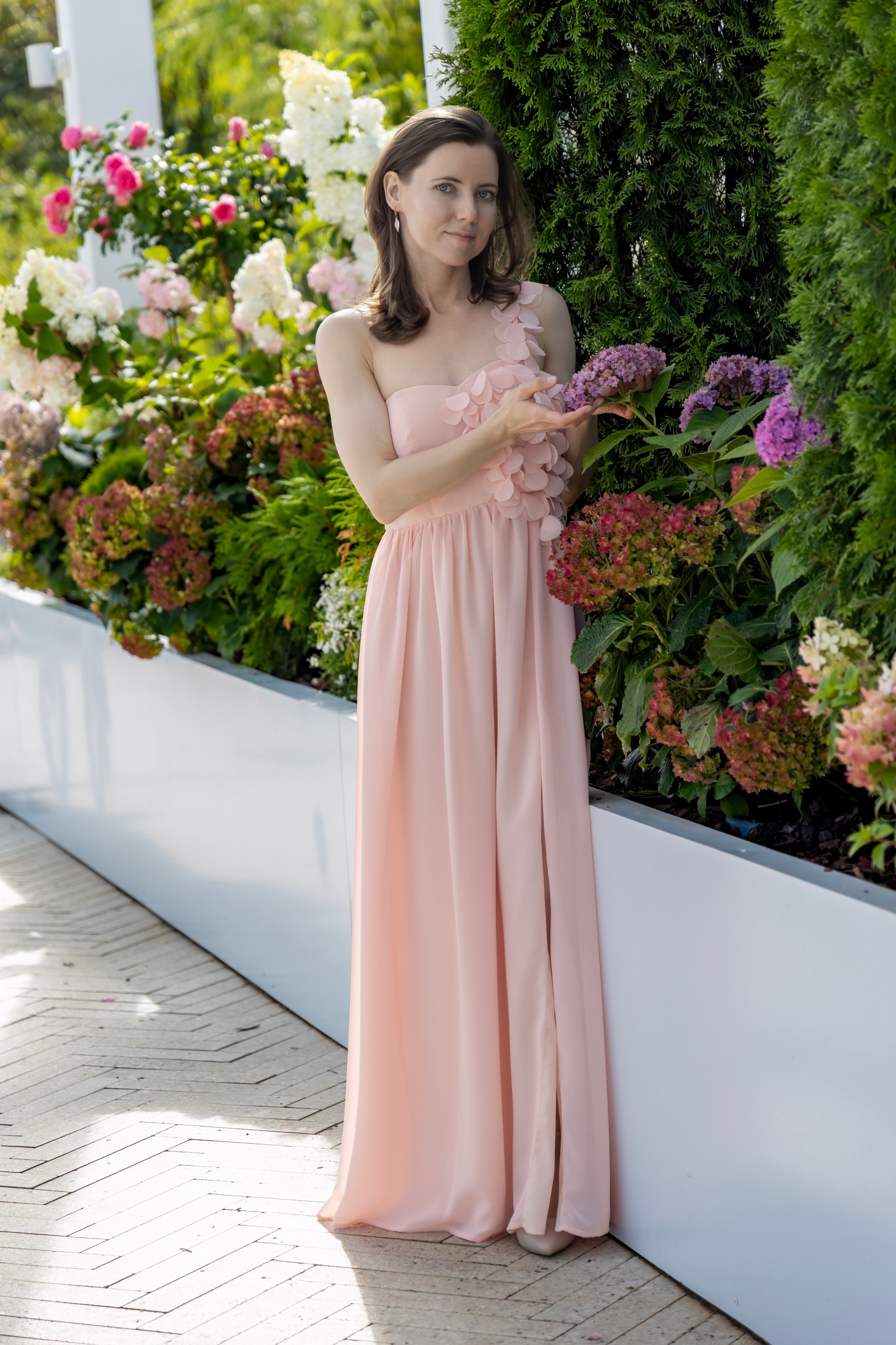 Фотосессия на новой набережной Коломенского: нежность, цветы и вдохновение. Репортажный, семейный и студийный фотограф в Москве Демин Алексей