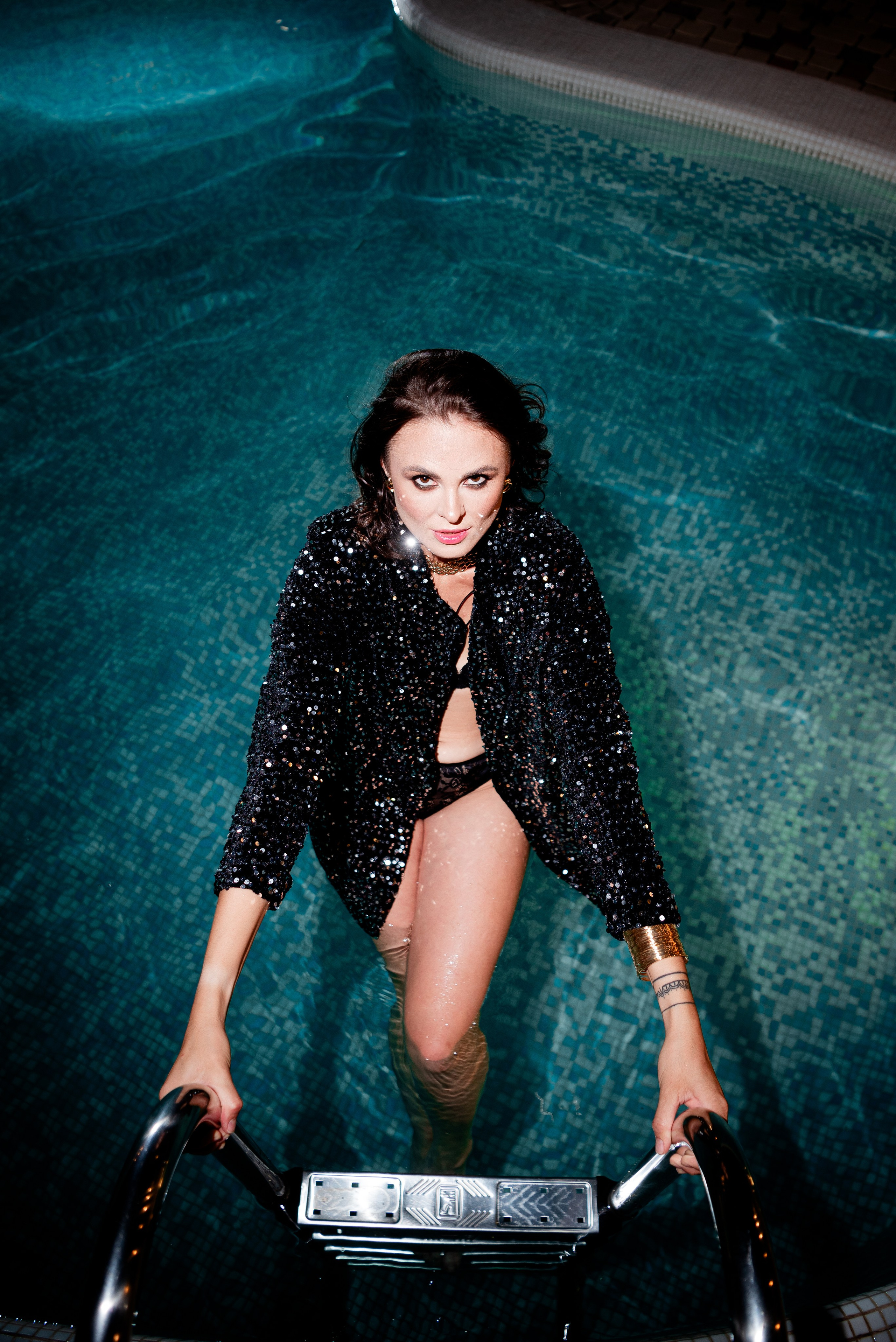 Вероника в творческой фотосессии с бассейном в Волгограде. Фотограф в Волгограде и Волжском Александр Горбань