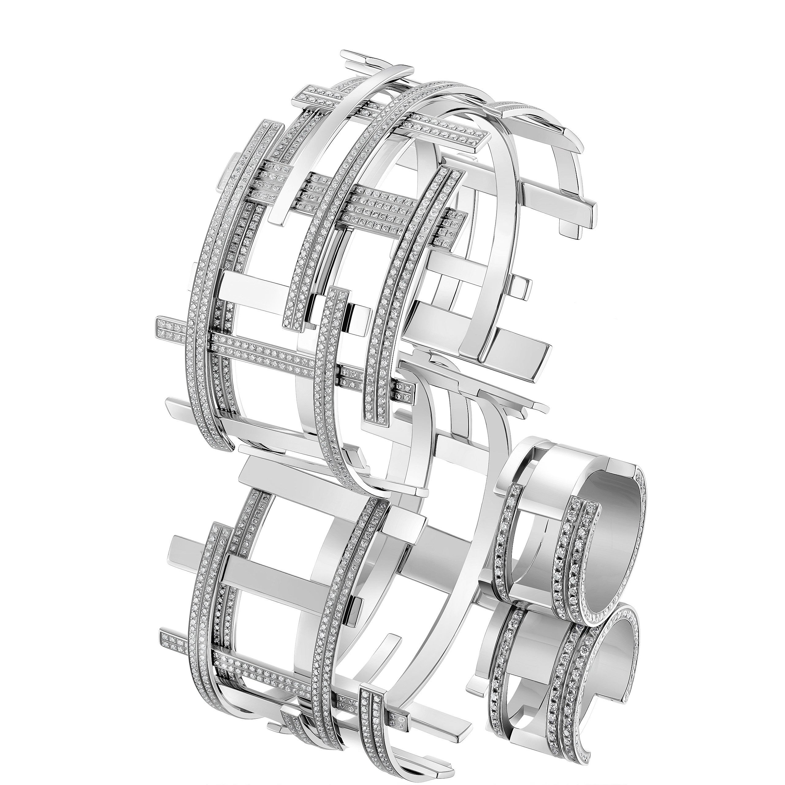 Каталожная фотосъёмка современного браслета в серебре с множеством инкрустированных линий, динамичный ракурс, для рекламных материалов и онлайн-продаж.
