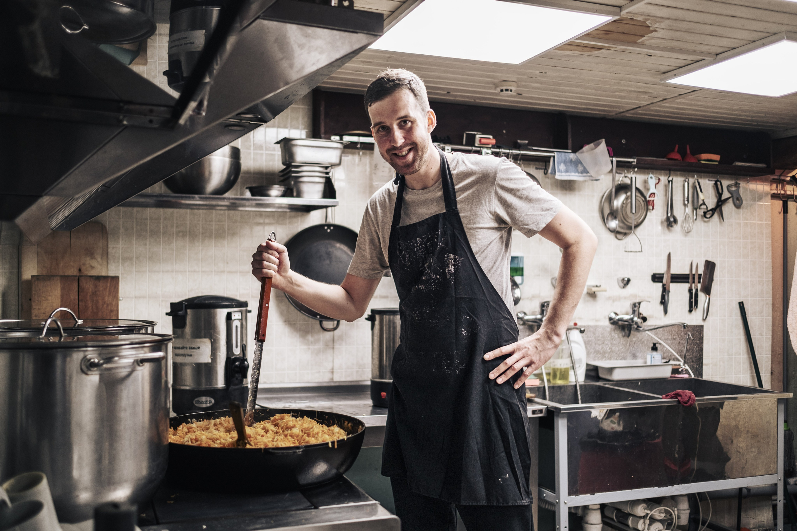 Готовка для бездомных и кормление их в Москве. Фотограф в Москве Максим Скоробогатов