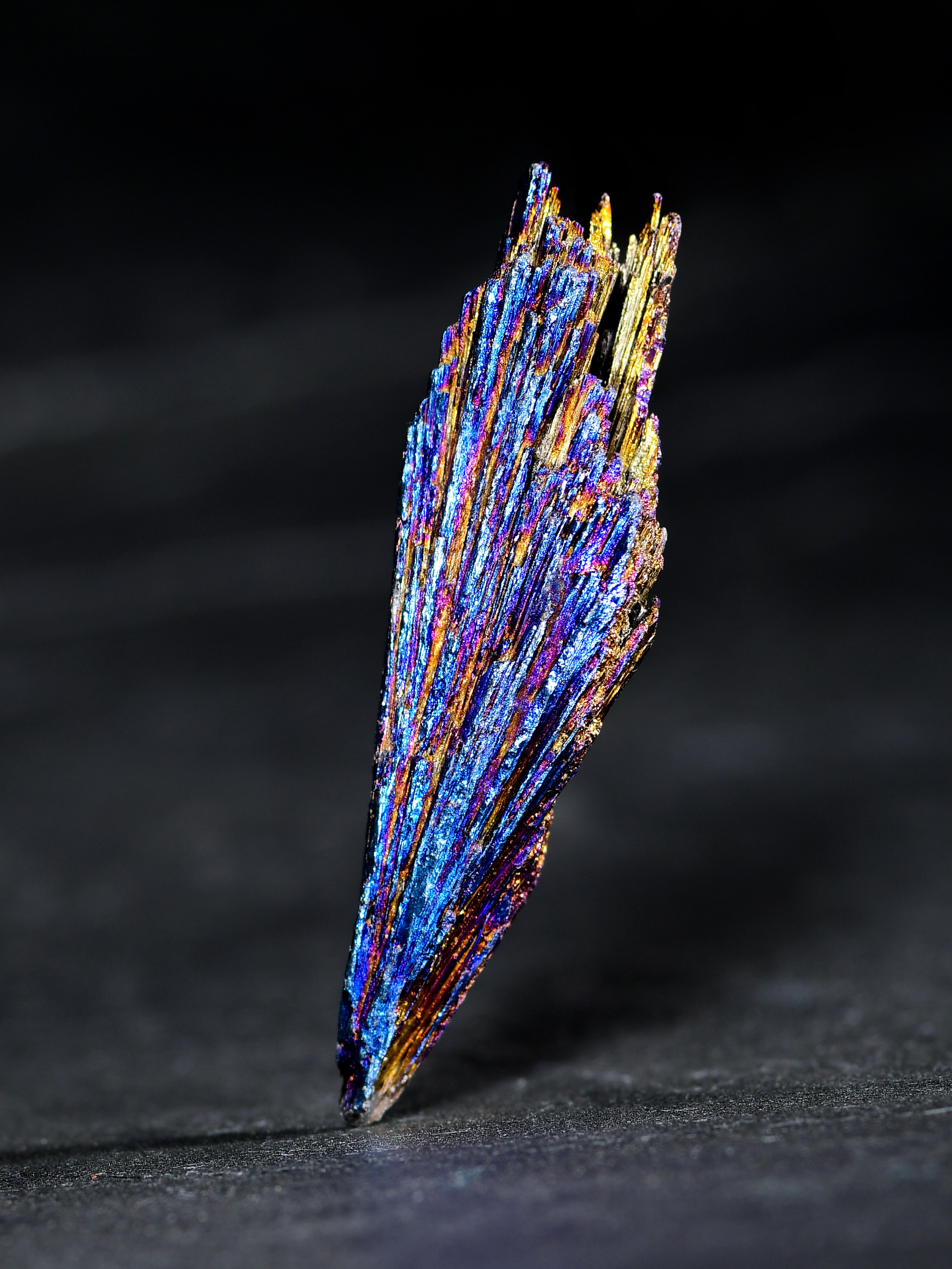 Съёмка Кианита в виде ведьминой метёлочки