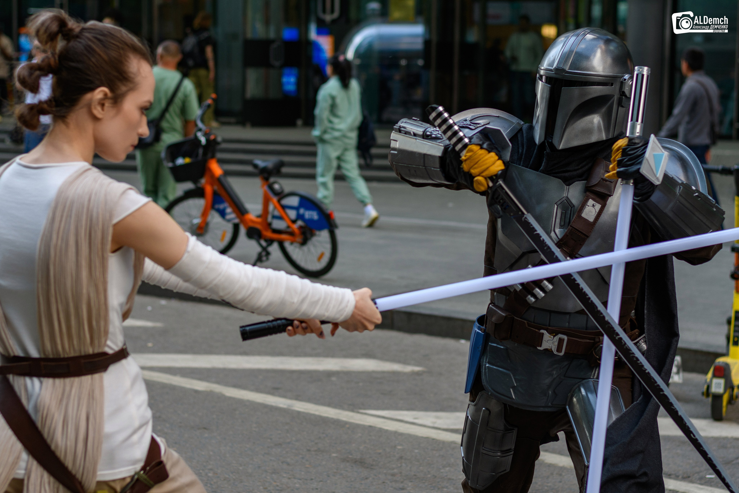 Рей против Мандалорца по звёздным войнам косплей фотосессия
