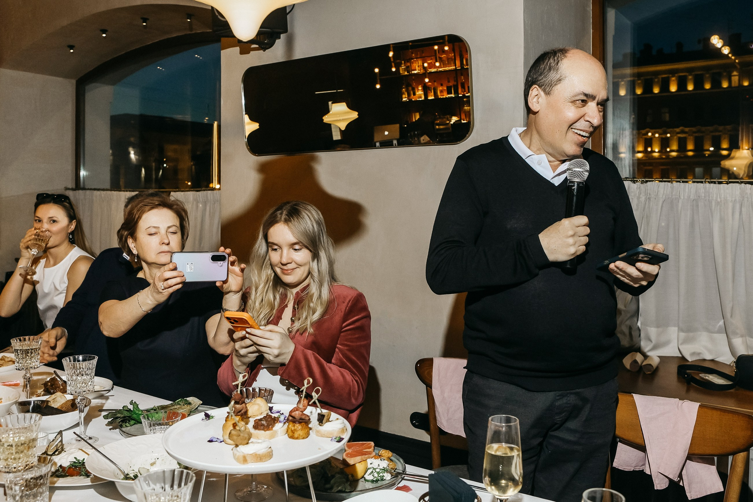 Позитивный репортажный фотограф на День Рождение, юбилей Питер