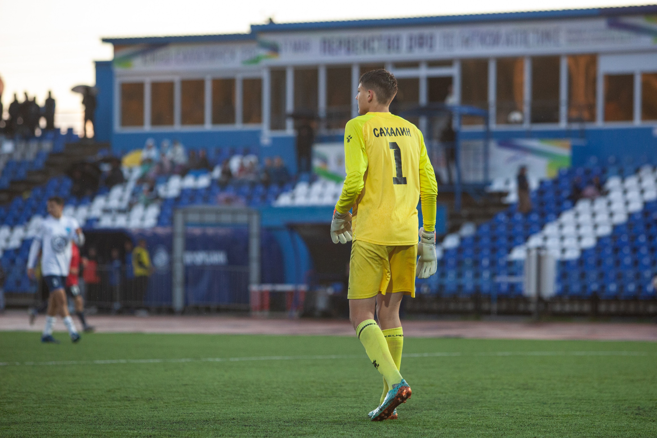 Матч юношеской футбольной лиги между командами СШ «Сахалин» и «СШОР № 1» (Комсомольск-на-Амуре) (U-18). Кутузов Евгений Фотограф в Южно-Сахалинске
