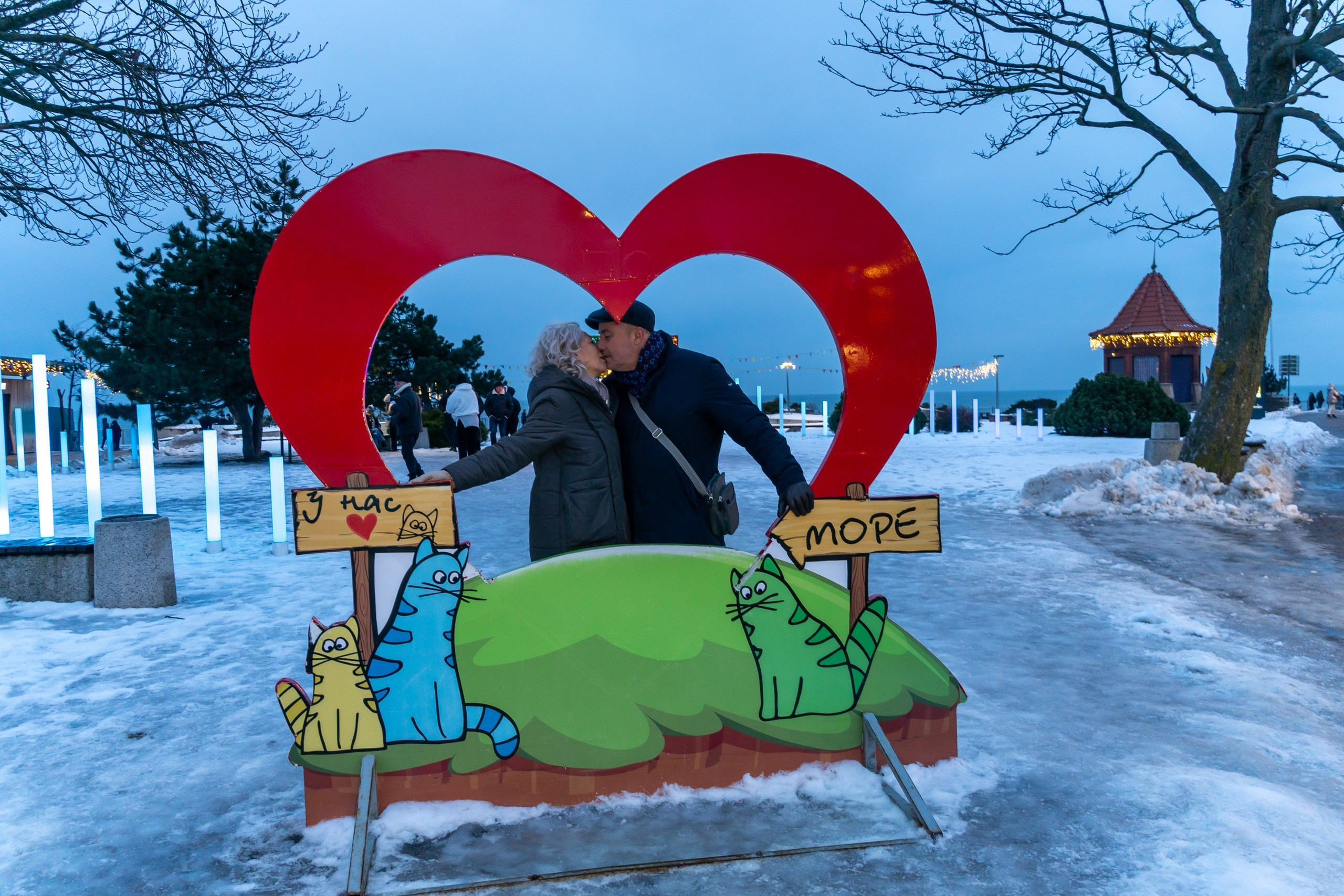 Двое в Новогоднем Зеленоградске. Фотограф Татьяна Рутковская Калининград