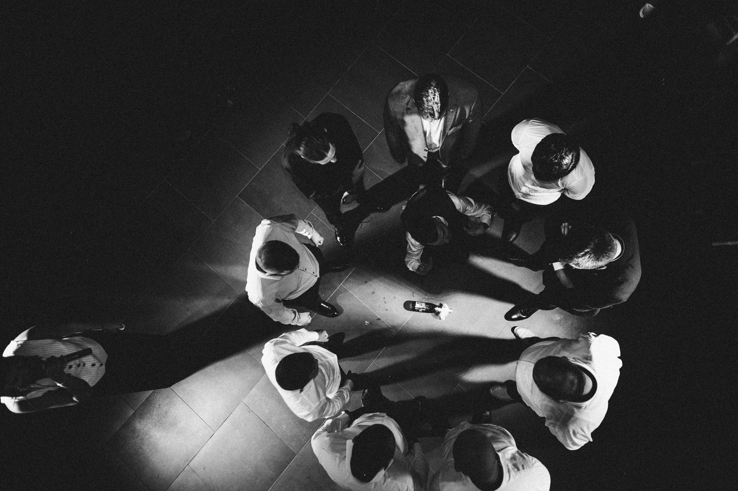 Черно-белая фотография гостей со свадьбы