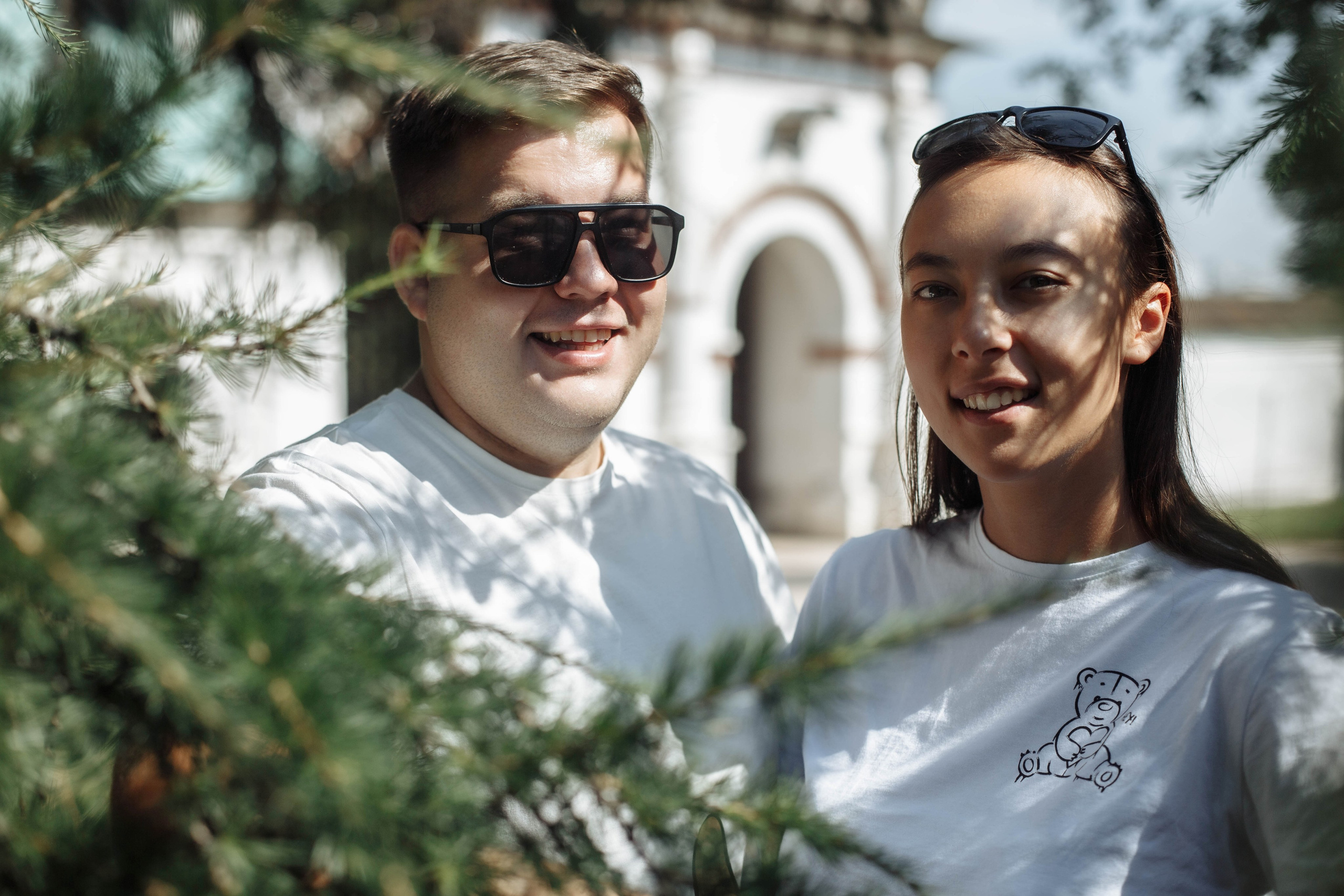 Портреты будущих молодожёнов на Love Story фотосессии в парке на фоне ворот, подробнее...