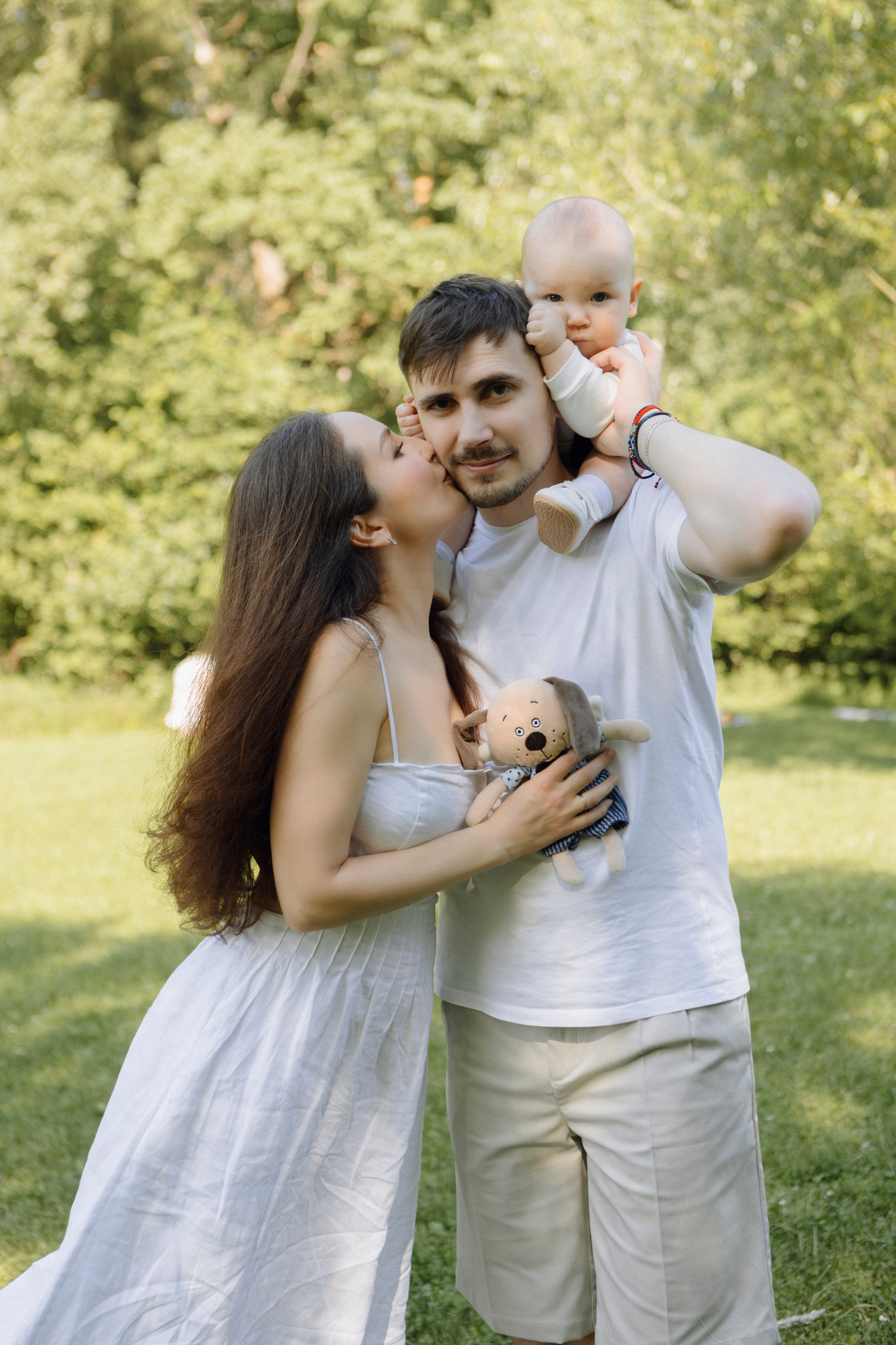 Мама и папа играют с ребёнком на траве — летняя семейная фотосессия Москва