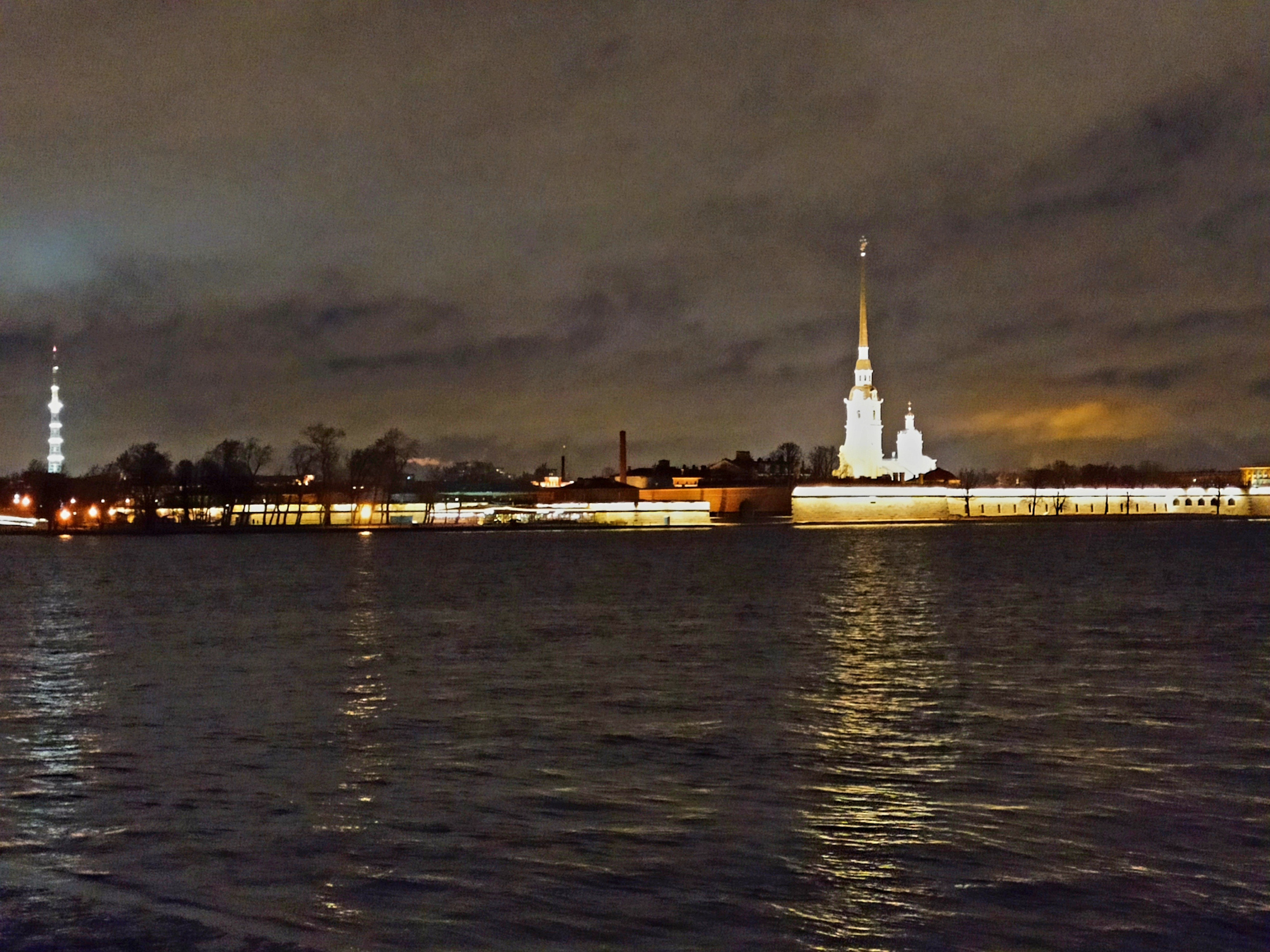 Вид со стрелки на крепость и телебашню