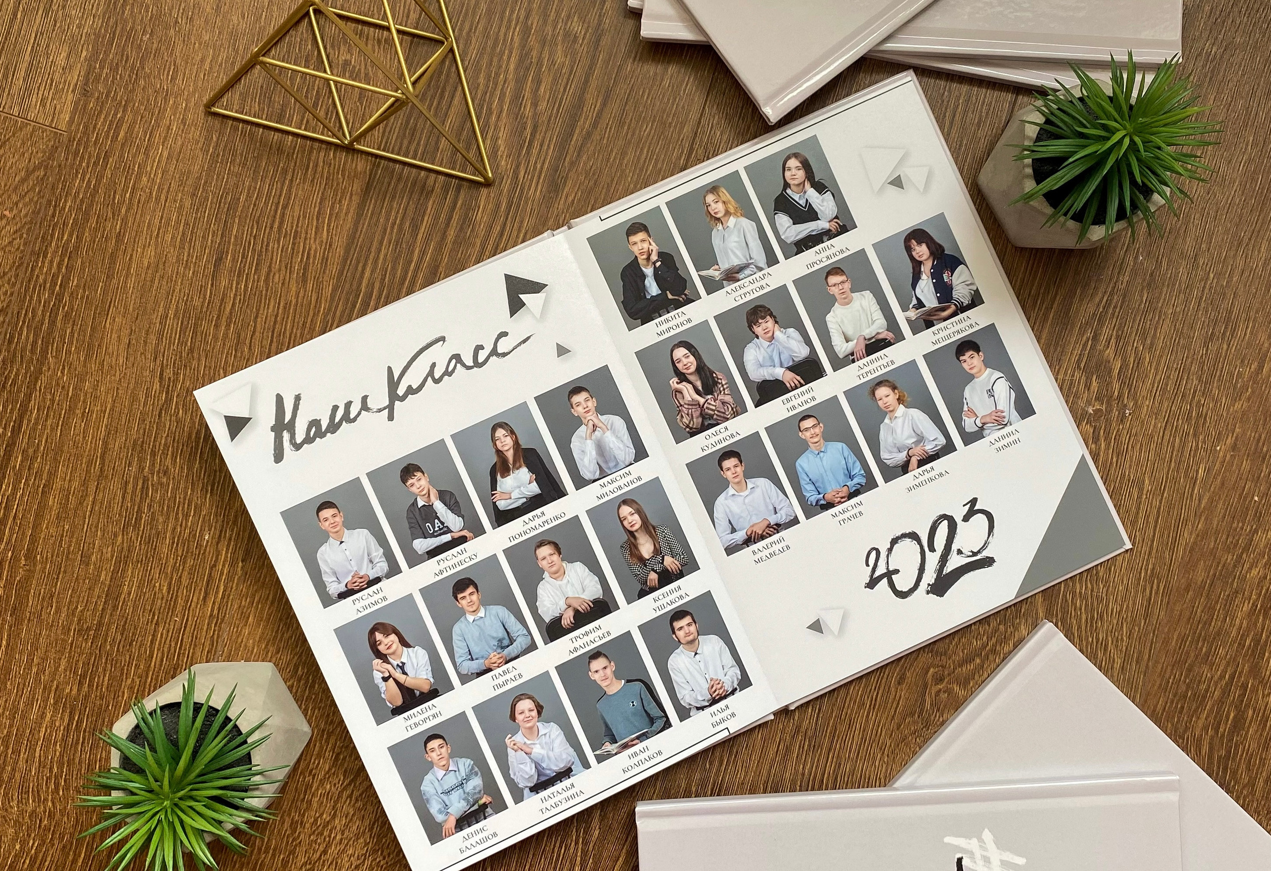 Альбом с единой версткой и персонализацией группового разворота на 5 разворотов. Выпускные альбомы для детского сада и школы в Туле