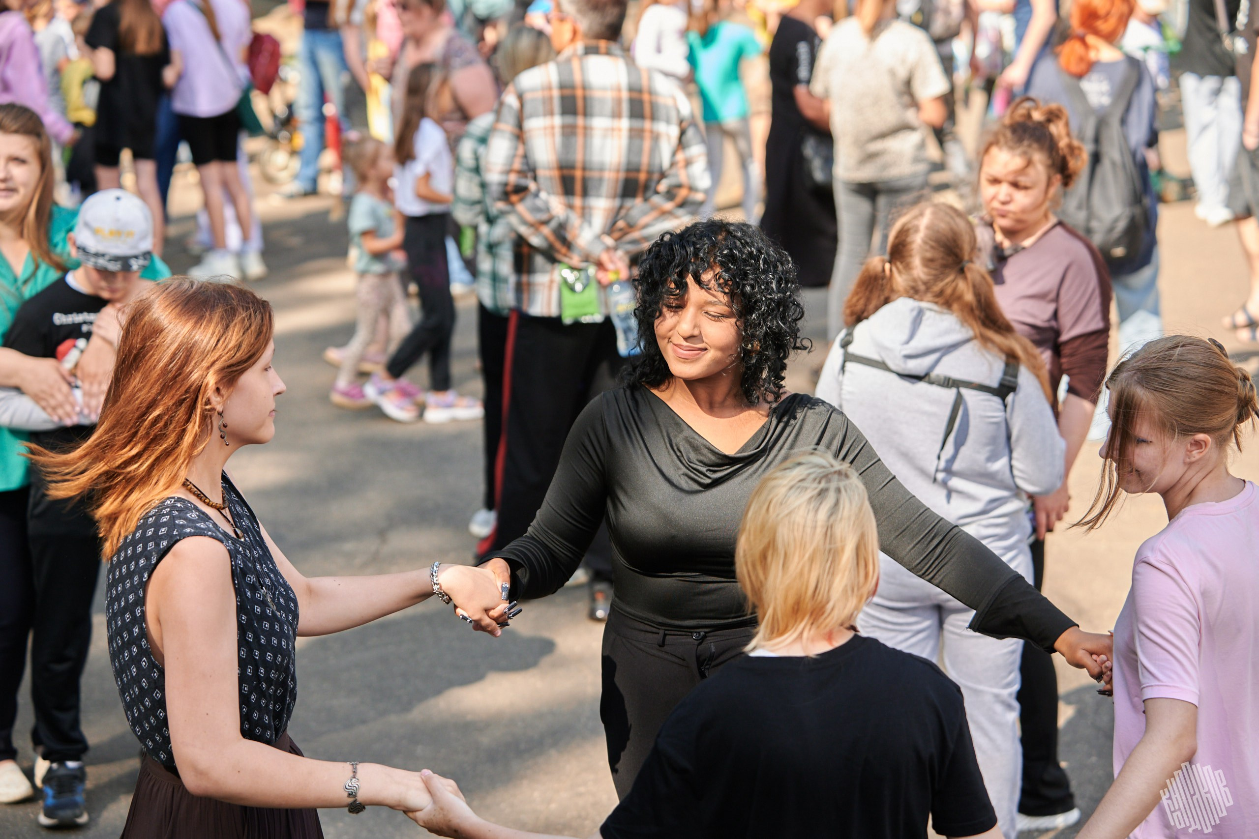 Краски 2024 Иваново Парк Харинка. Фотограф в Иваново: Каталожная съемка одежды и постельного белья, Wildberries