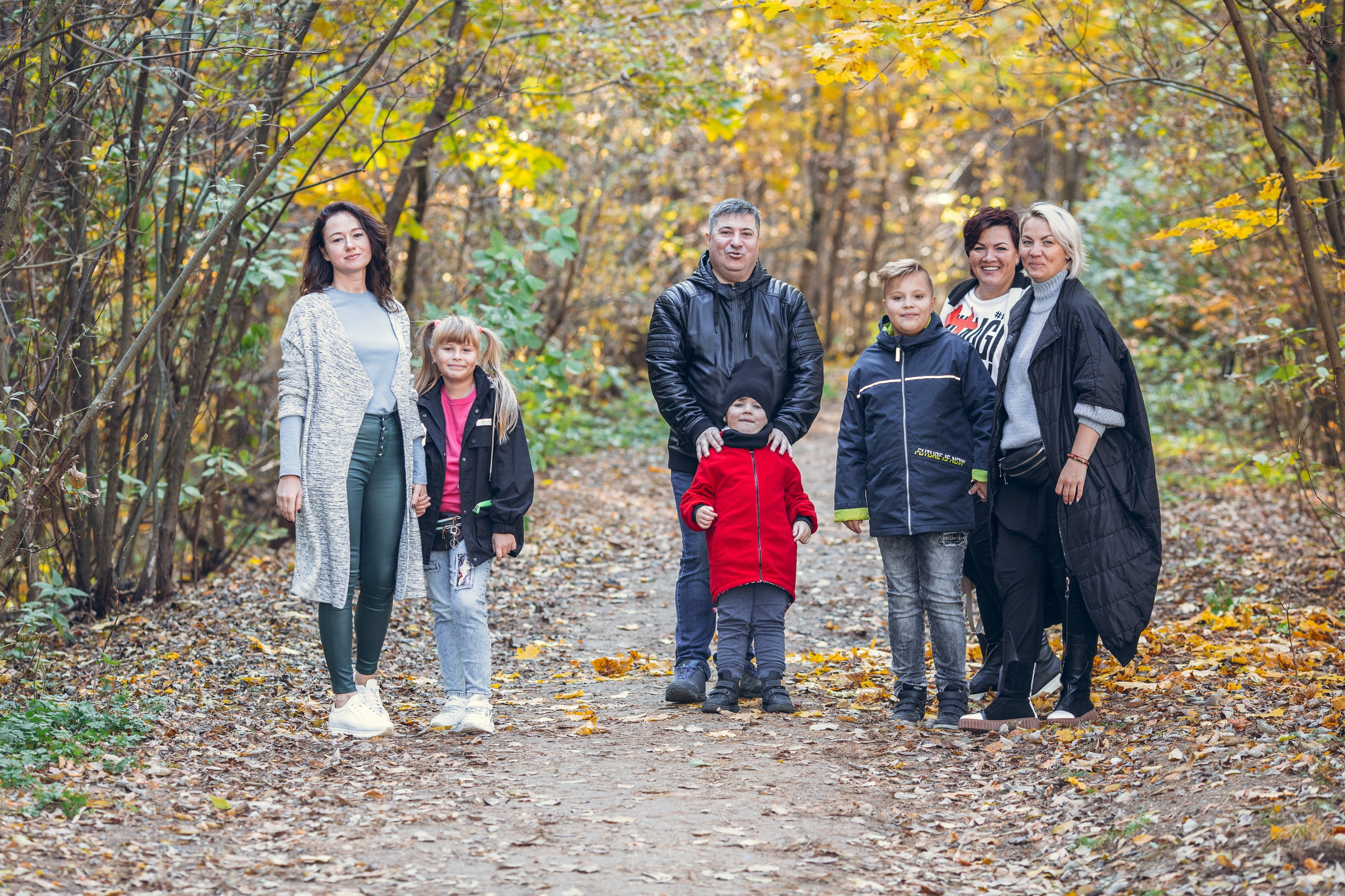 Фотопрогулка семьи в осеннем лесу. Фотограф — Евгений Свистков