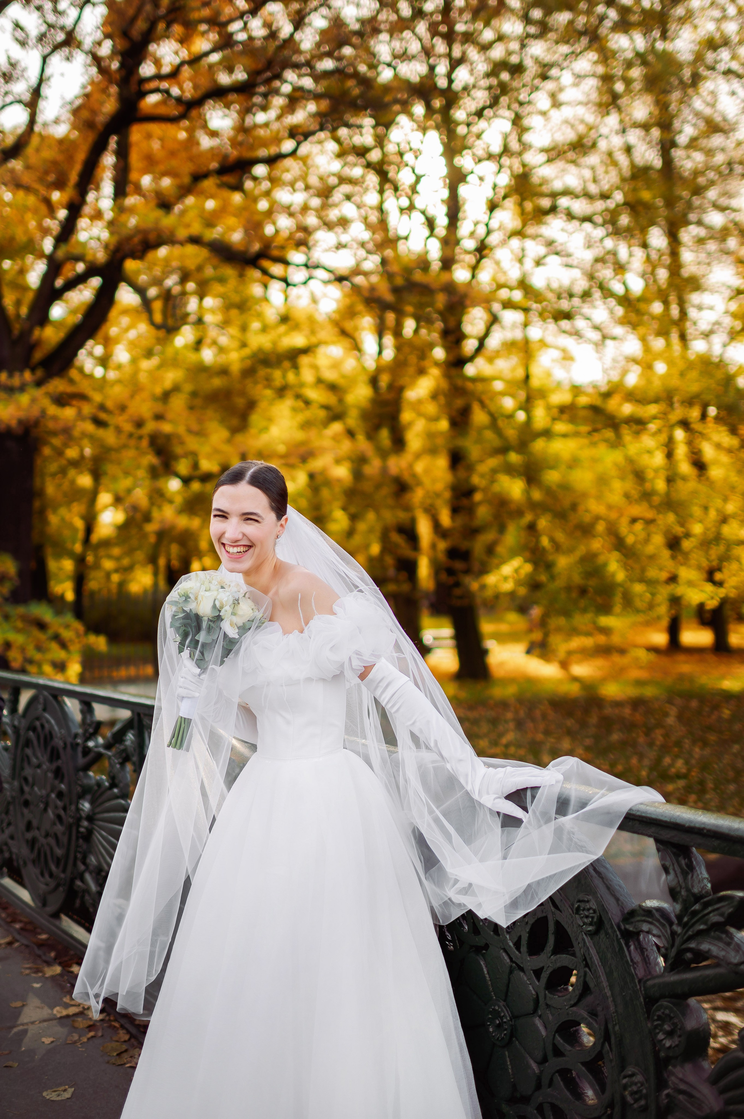 Осенняя великолепная свадебная прогулка жениха и невесты в октябре в Санкт-Петербурге в Михайловском парке и у Атлантов на Миллионной улице. Портретный, семейный и свадебный фотограф в Санкт-Петербурге и в Пушкине Ширяев Денис