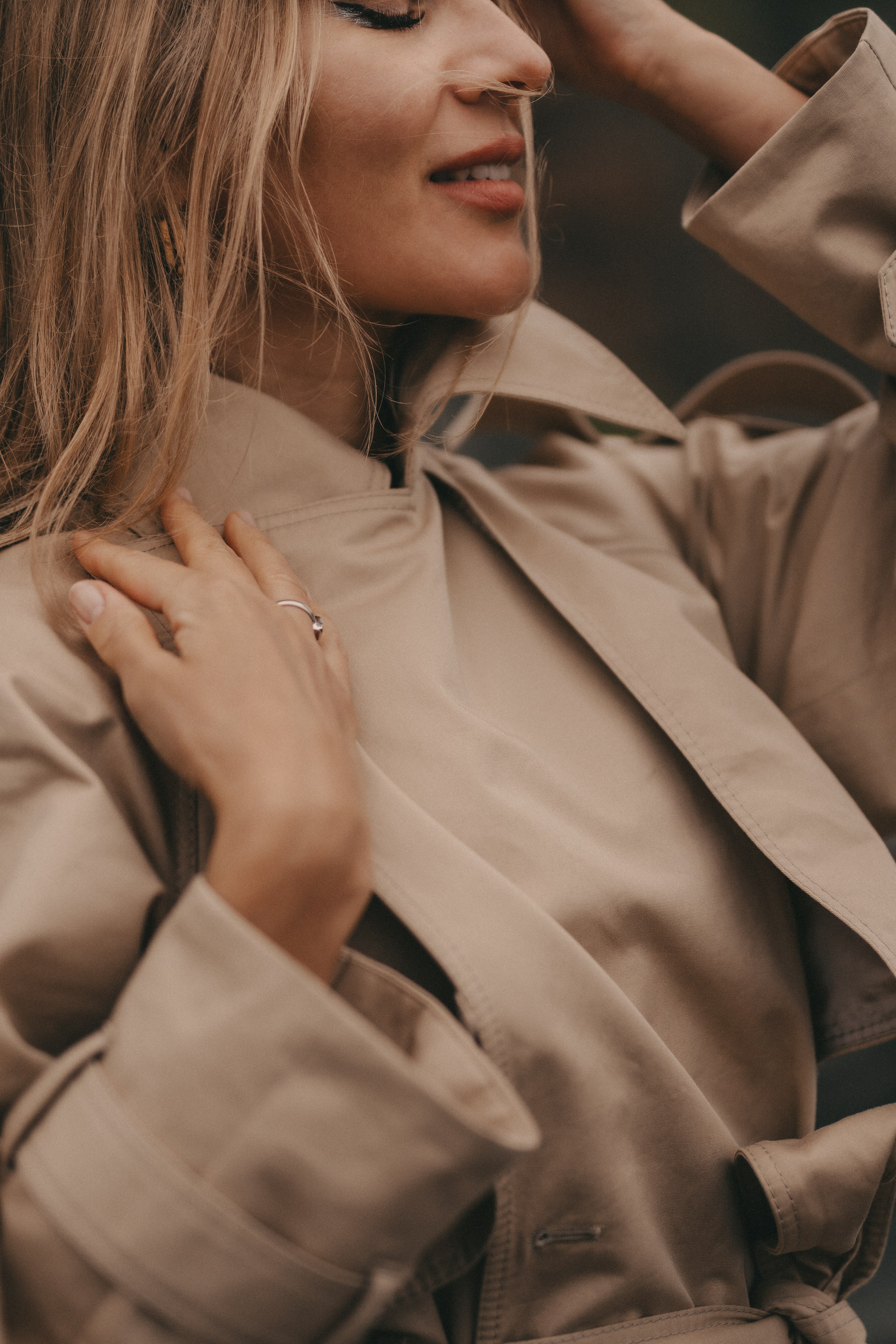 крупный портрет девушки в бежевом тренче