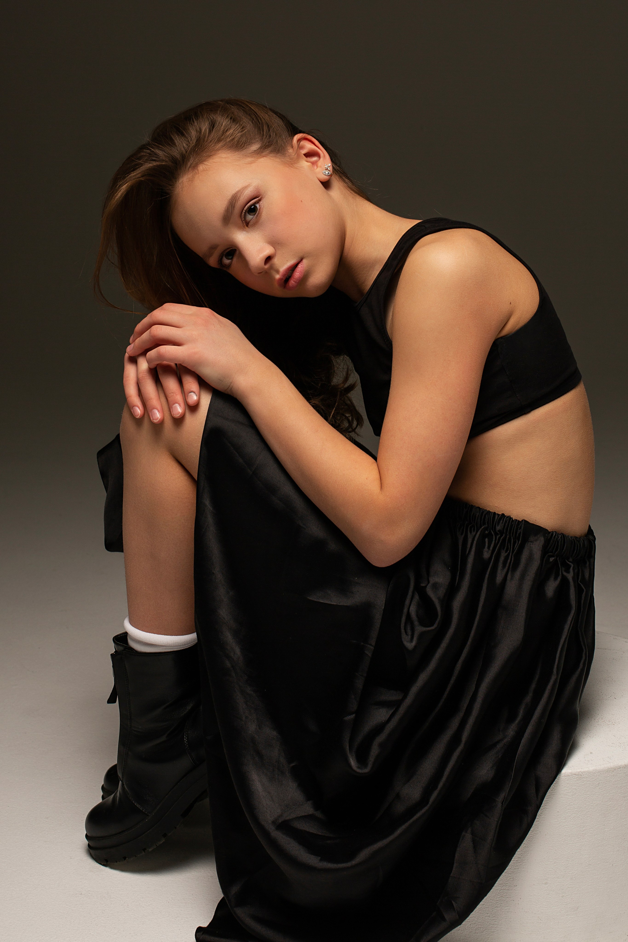 Портретная съемка подростка в длинной черной юбке и топе с контурным светом в фотостудии на Фонтанке