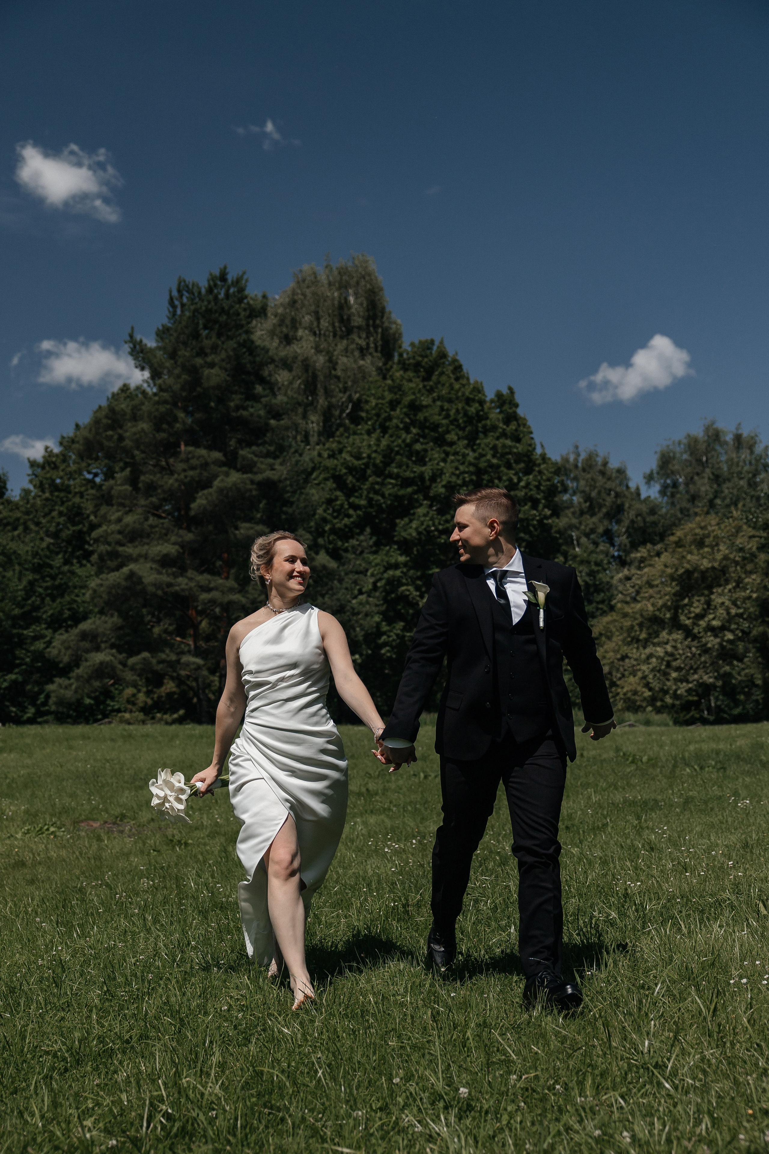 Свадебная фотосессия в Ботаническом саду имени Цицина. Свадебный фотограф в Москве Дарья Олендарёва