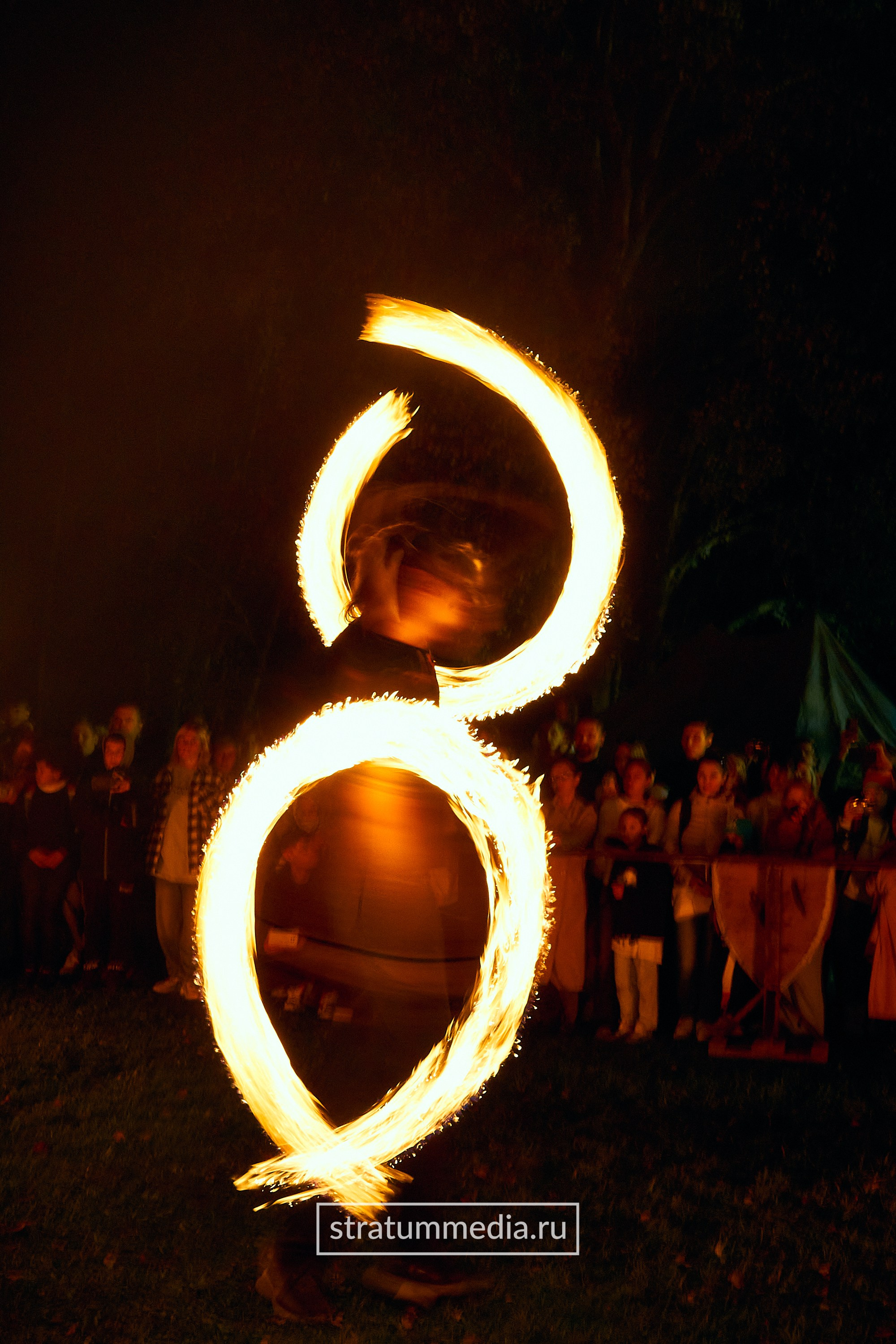 Fire Show at Park. Stratum Media — Фото-Видео Съемки