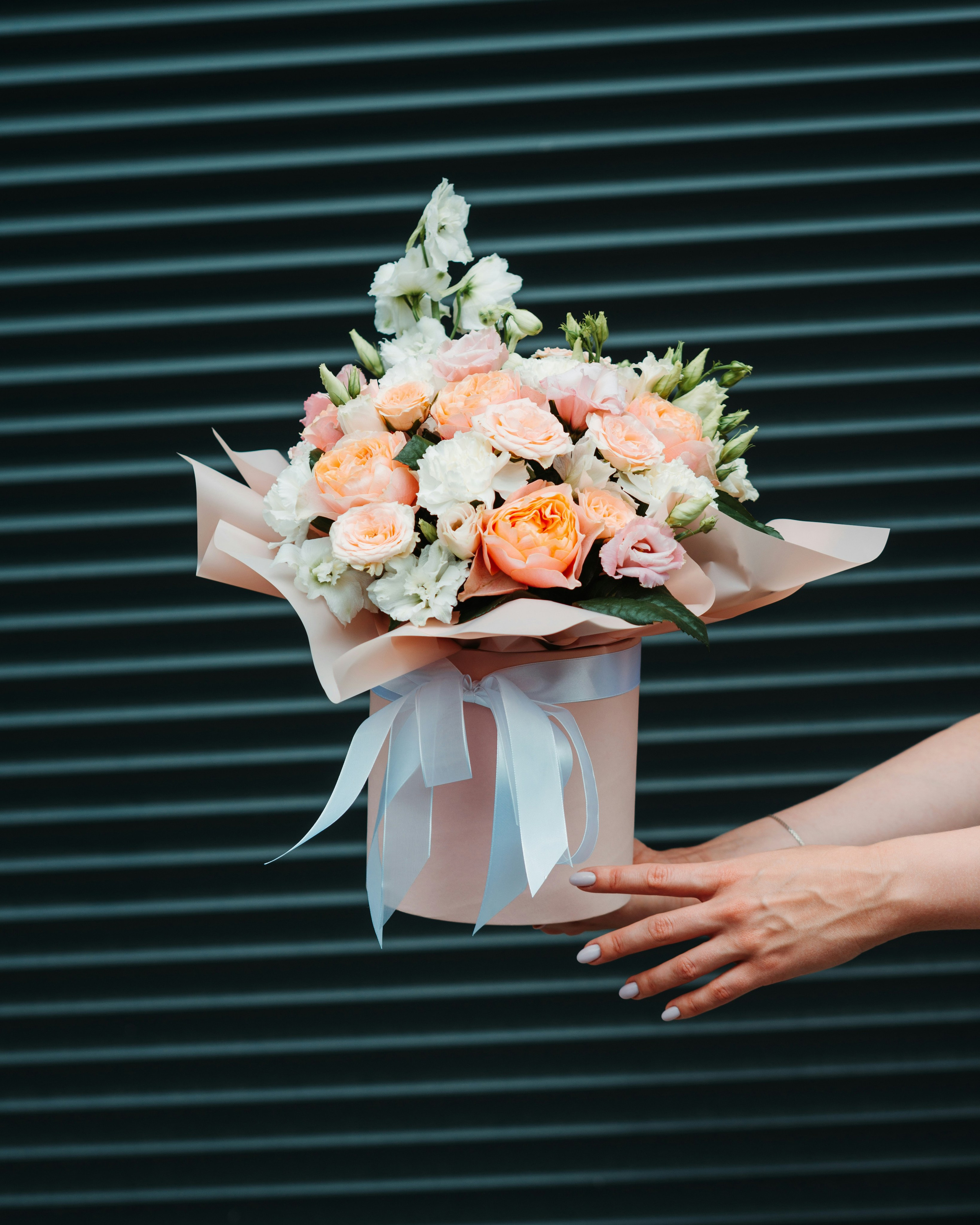 Нежные тюльпаны, пышные пионы и благородные розы — мы собираем букеты с душой. Индивидуальный подход, помощь флориста и быстрая доставка.