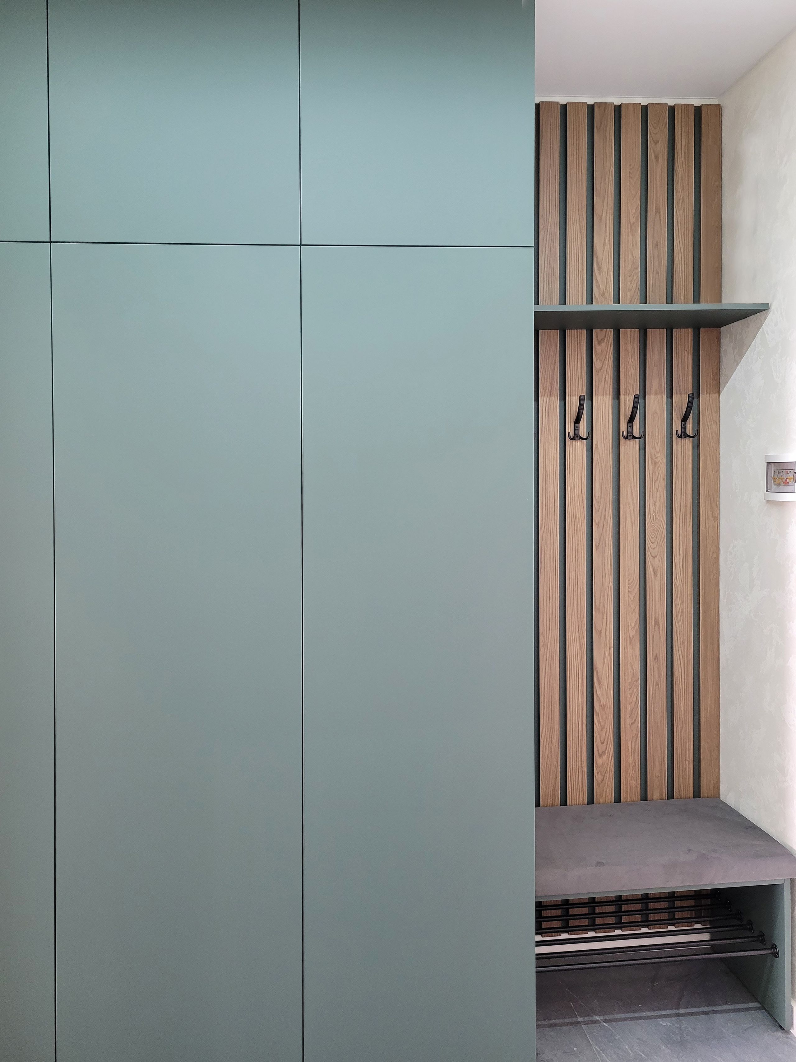 Шкафы, гардеробные и прихожие на заказ в Евпатории. Мебель на заказ в Евпатории