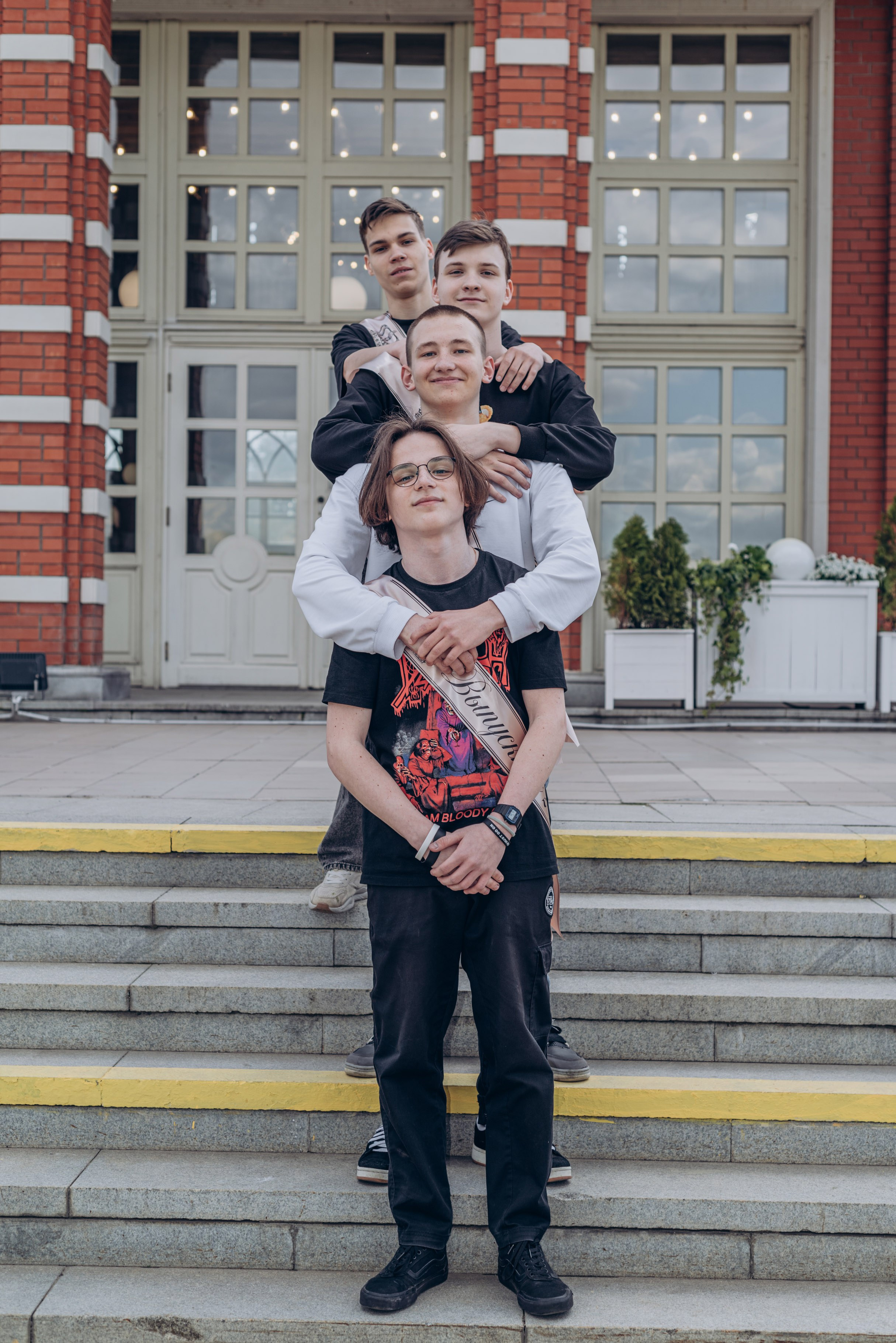 Выпускной альбом с душой — фотосессия, ретушь и дизайн в Москве. MILATE — выпускные альбомы, фотосессии и видео в Москве