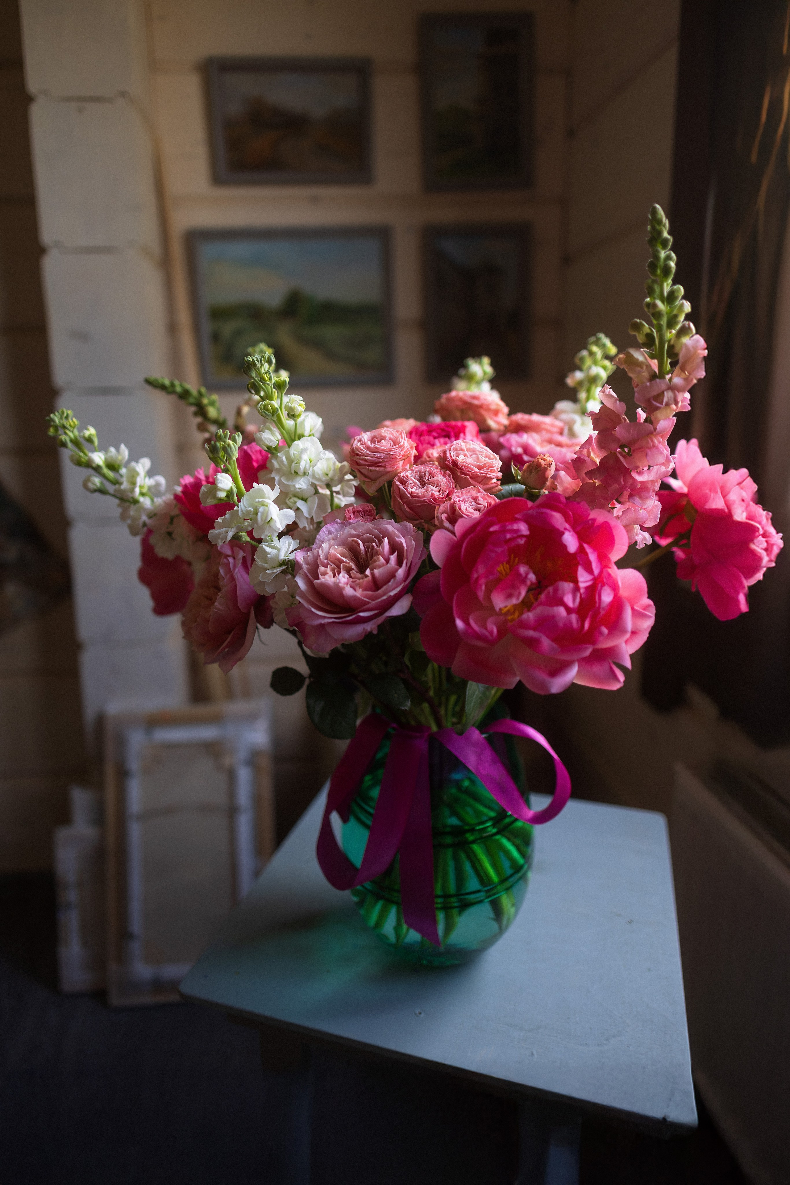 Фото в мастерской художника