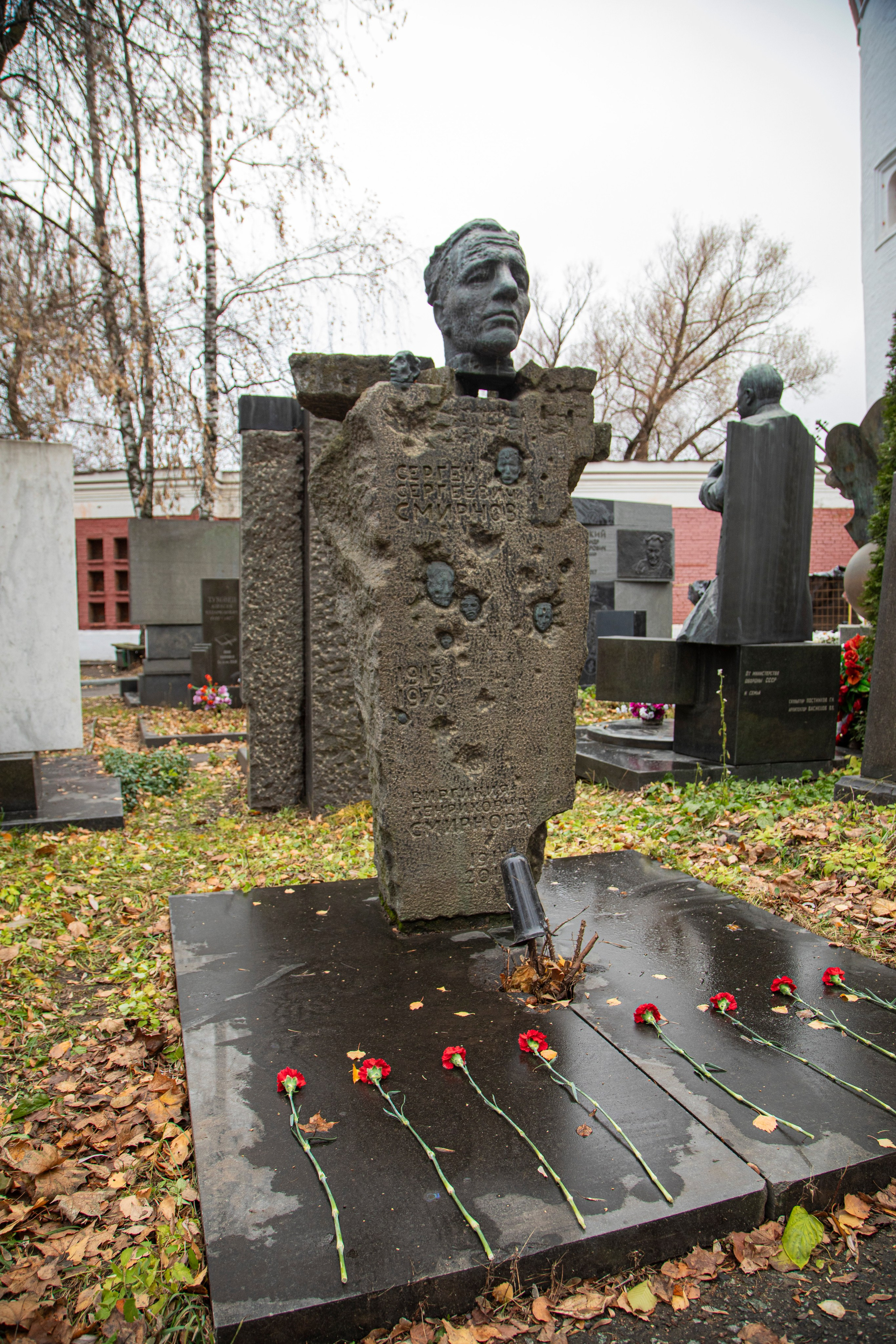 Осенняя прогулка по Новодевичьему кладбищу. Фотограф Сергей Ловкий