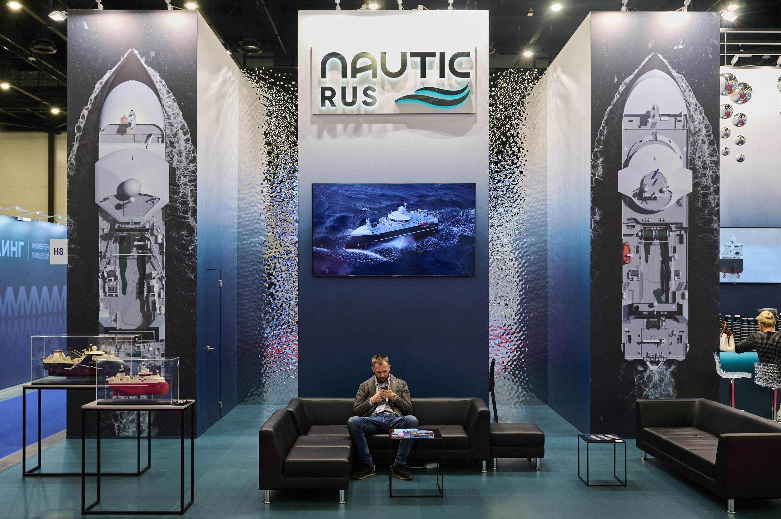 Стенд компании «Наутик Рус» на выставке Seafood Expo Russia 2025. На стенде представлены модели проектов рыбопромысловых судов, включая траулеры и ярусоловы. Репортажная съёмка в КВЦ «Экспофорум»,
