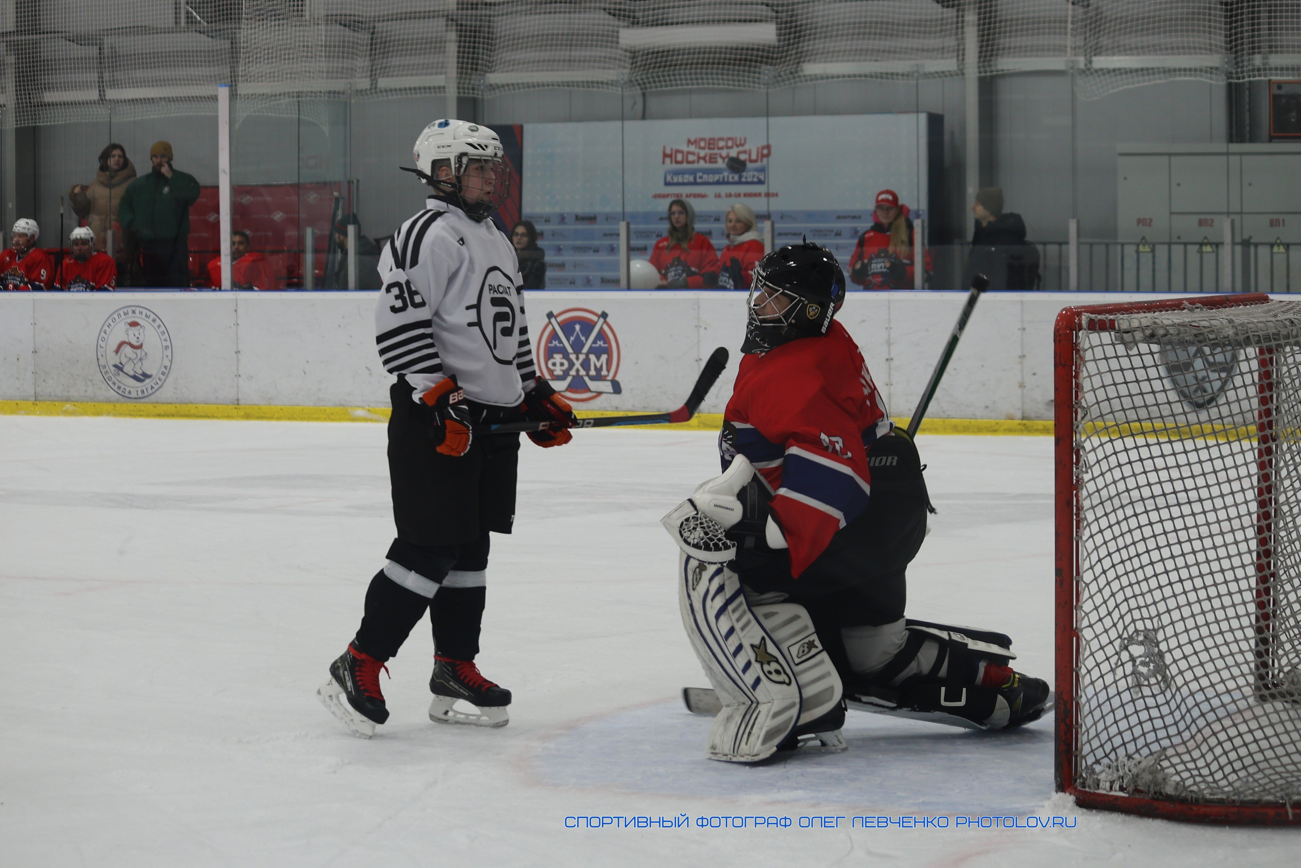 Хоккейный вратарь и соперник выясняют отношения