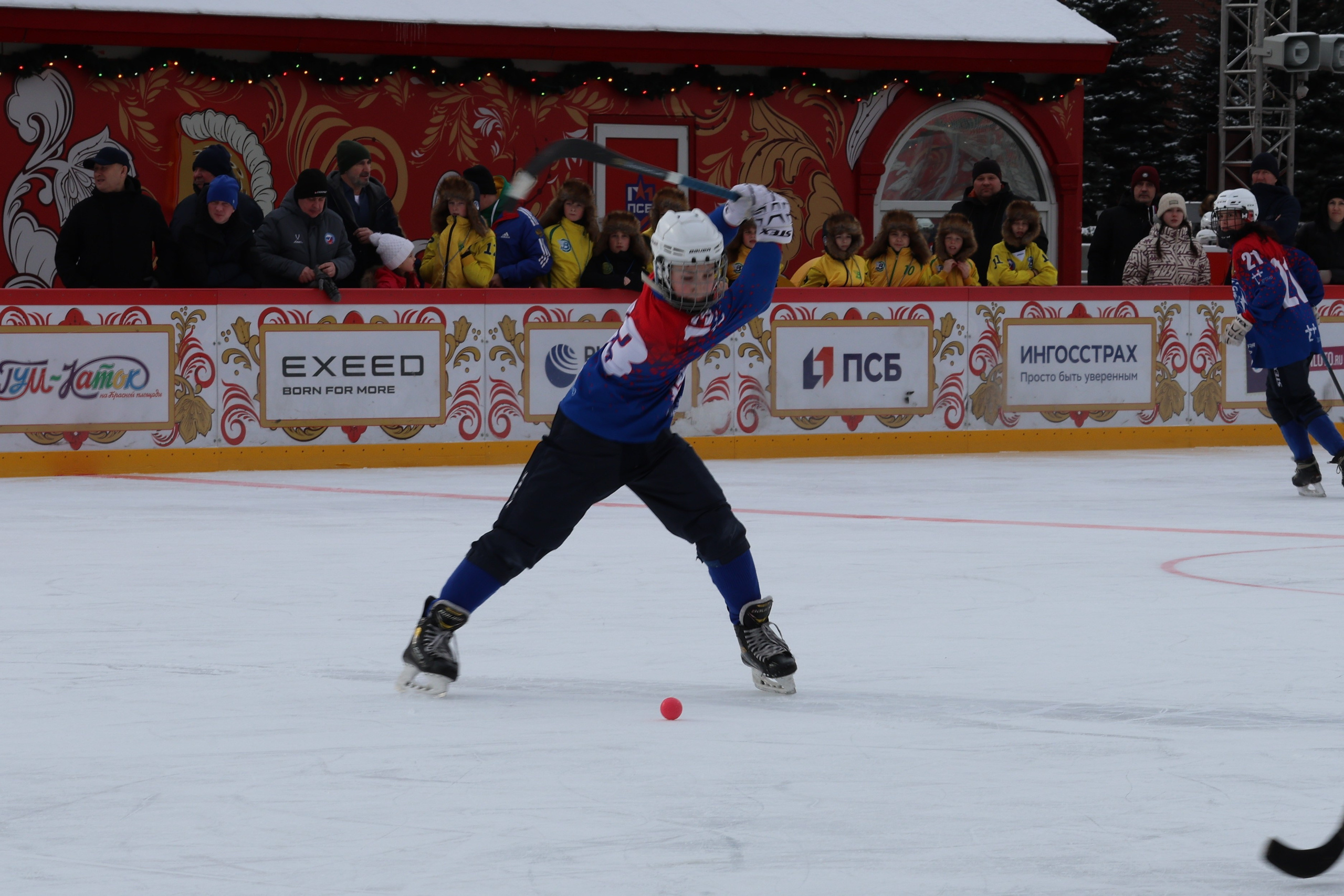 Хоккей с мячем на Красной площади. Фото. Репортажный фотограф, спортивный фотограф в Москве и области