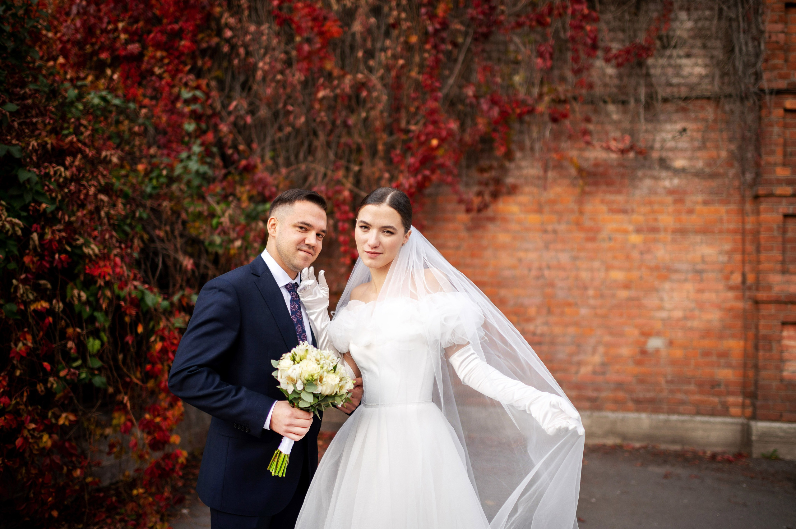 Осенняя великолепная свадебная прогулка жениха и невесты в октябре в Санкт-Петербурге в Михайловском парке и у Атлантов на Миллионной улице. Портретный, семейный и свадебный фотограф в Санкт-Петербурге и в Пушкине Ширяев Денис