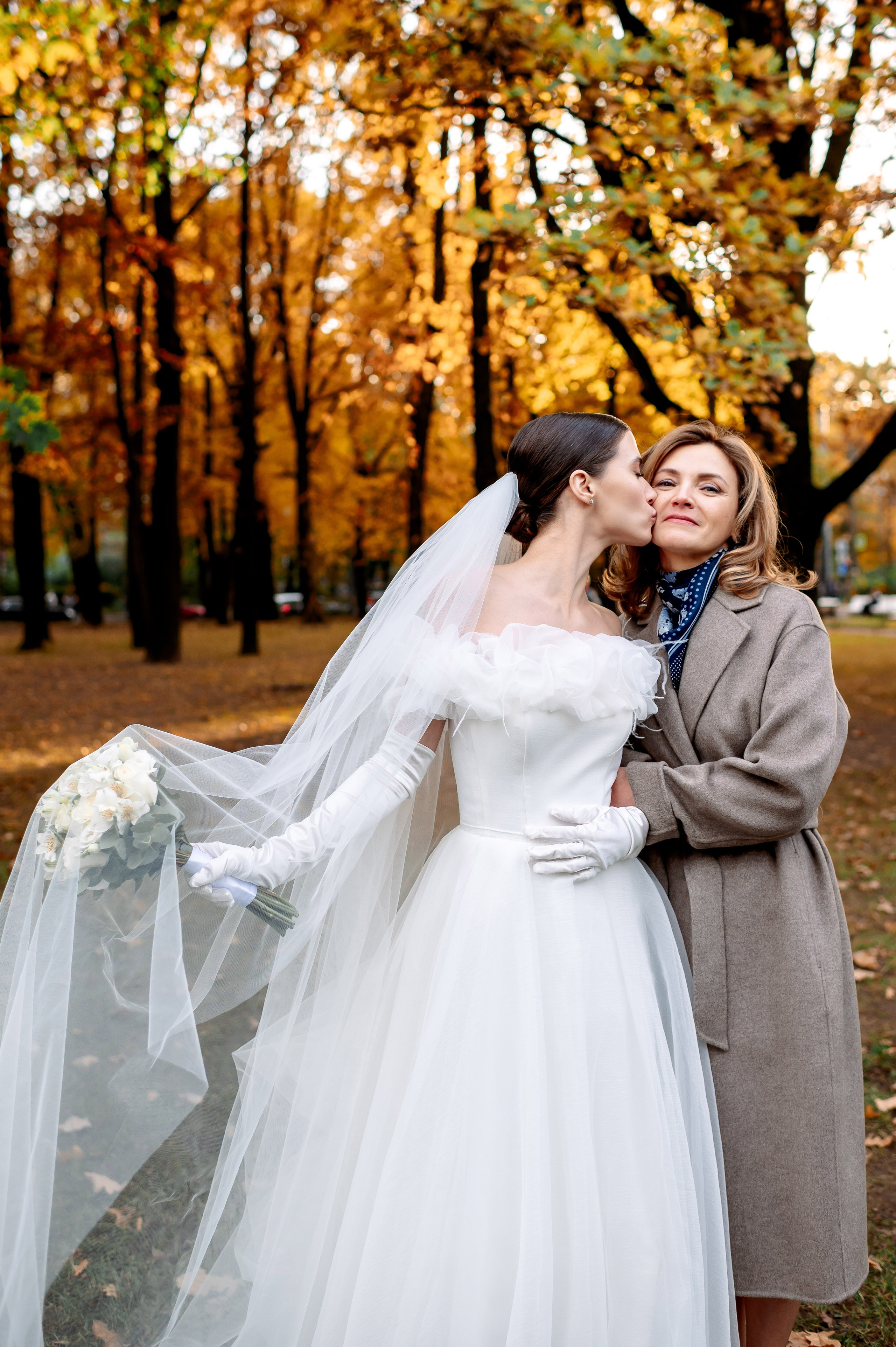 Осенняя великолепная свадебная прогулка жениха и невесты в октябре в Санкт-Петербурге в Михайловском парке и у Атлантов на Миллионной улице. Портретный, семейный и свадебный фотограф в Санкт-Петербурге и в Пушкине Ширяев Денис