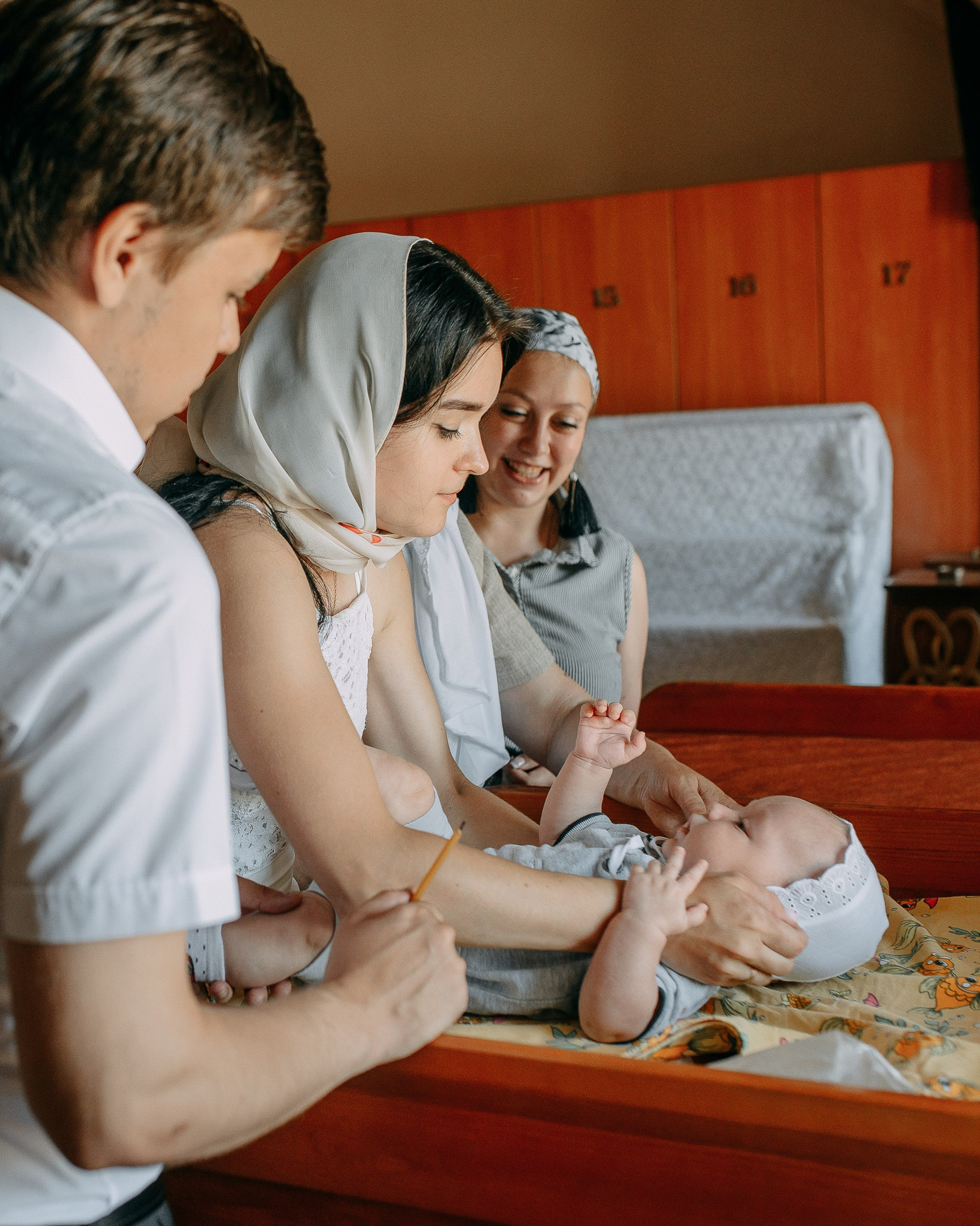 Фотосессия таинства крещения в Новосибирске, репортажная съемка подготовки ребенка к обряду.