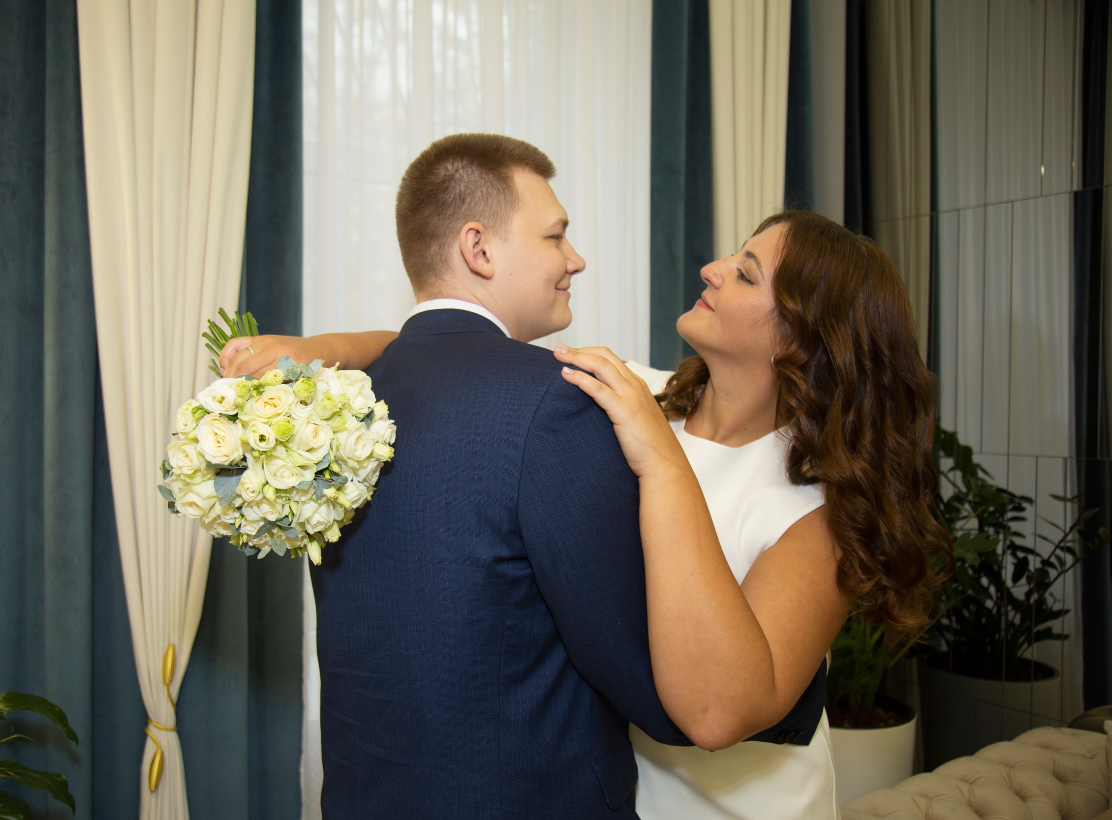 Свадебная фотосессия во Дворце бракосочетания 3 в Москве для Рафаэля и Анны. Фотосессия в студии в Москве от профессионального фотографа услуги по доступным ценам