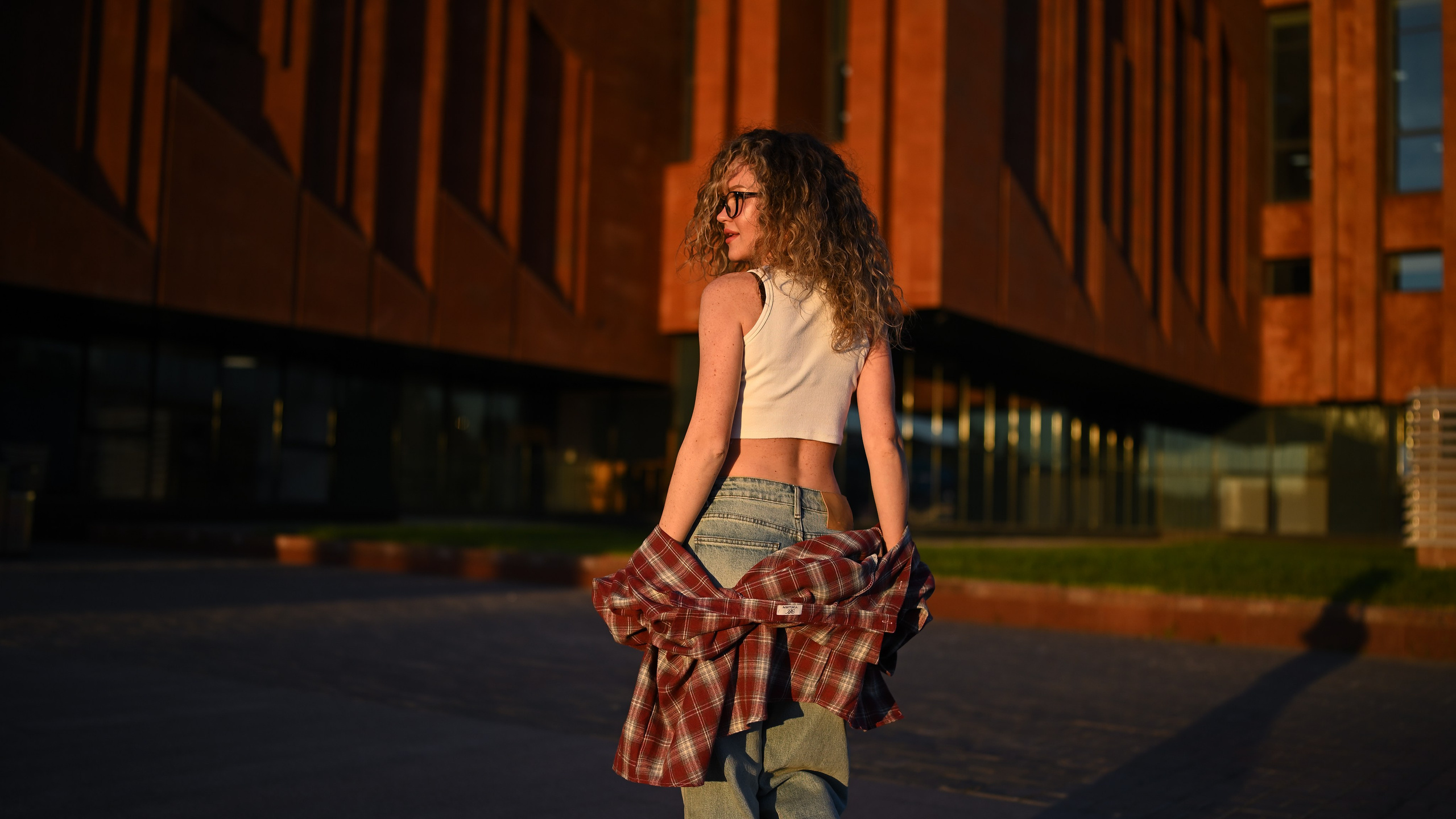 Уличный портрет девушки в центре Казани с гармоничным сочетанием архитектуры и стильного образа от Алексея Клейменова