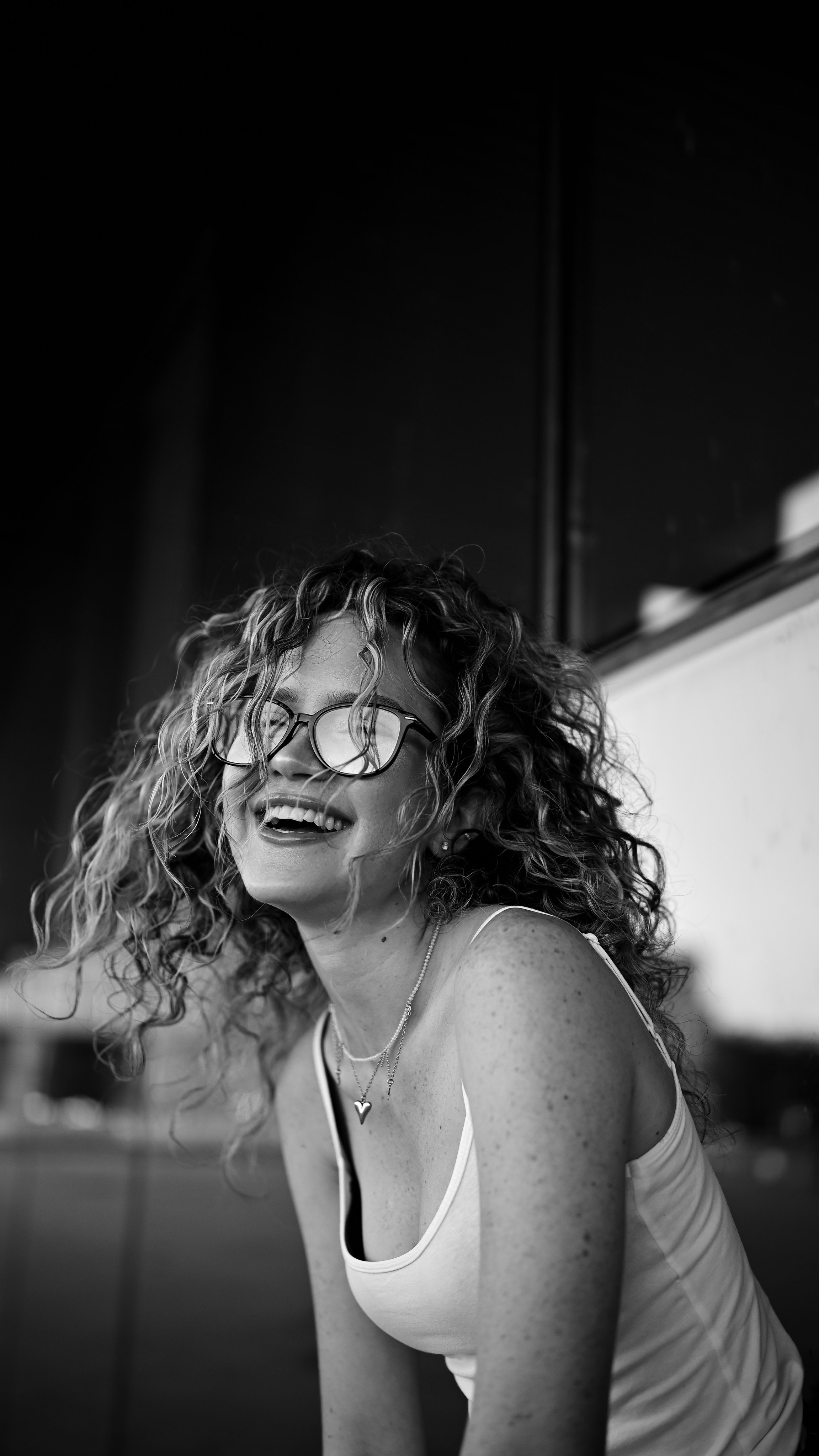 Профессиональная фотосессия в центре Казани для девушки в модном образе с акцентом на урбанистический стиль