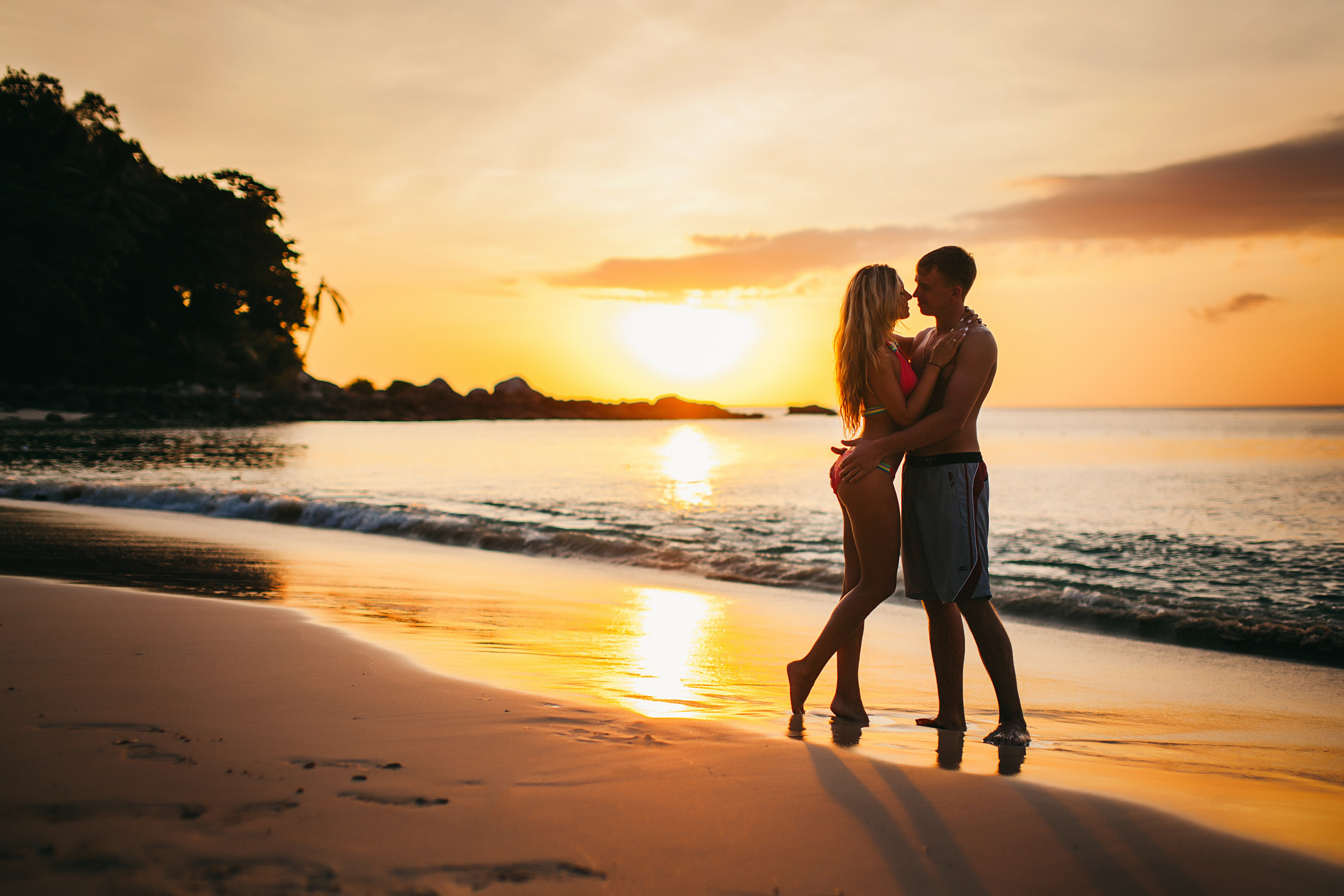 теплый вечер, любовь и море в кадре