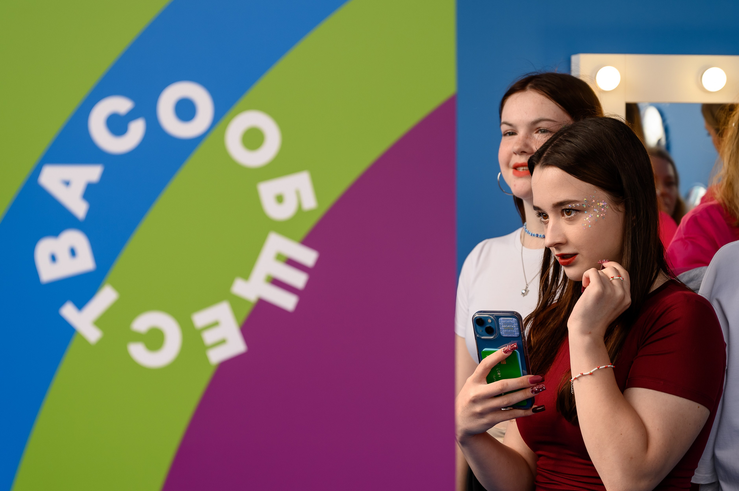 Яркий фестивальный стенд с квестом от ВК Сообщества, снятый в Казани репортажным фотографом