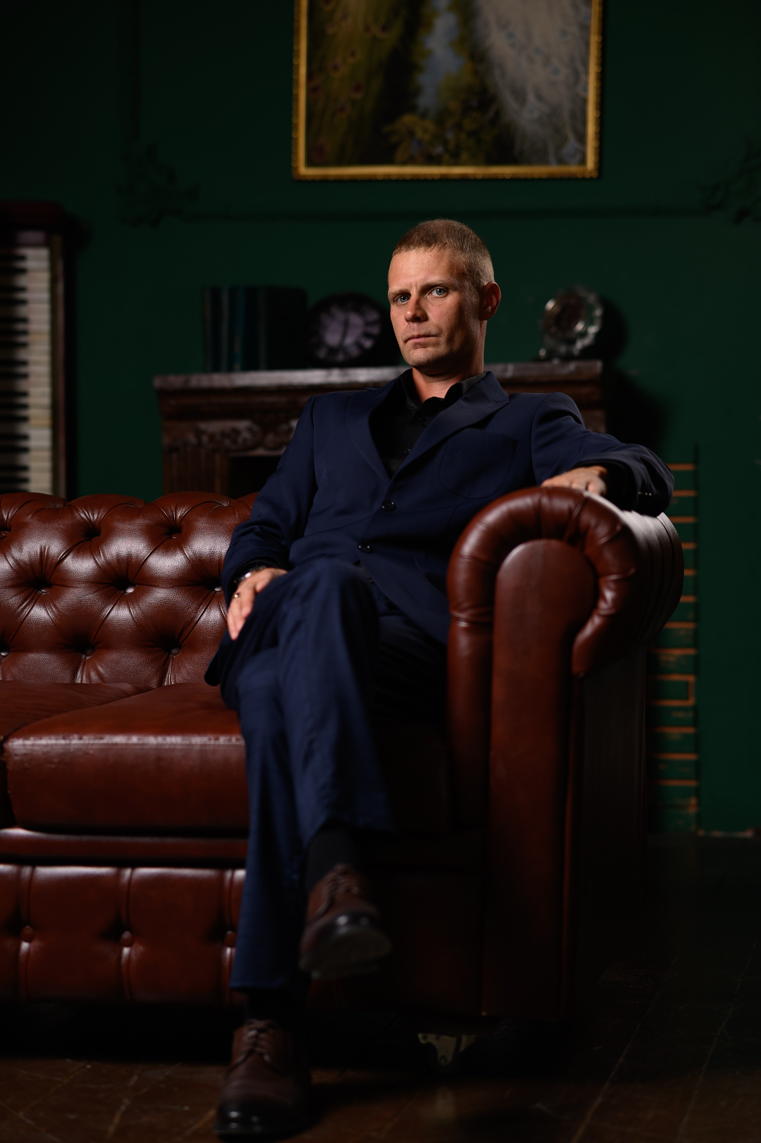 Мужской портрет в фотостудии Казани в деловом костюме с акцентом на уверенный взгляд и стильный образ