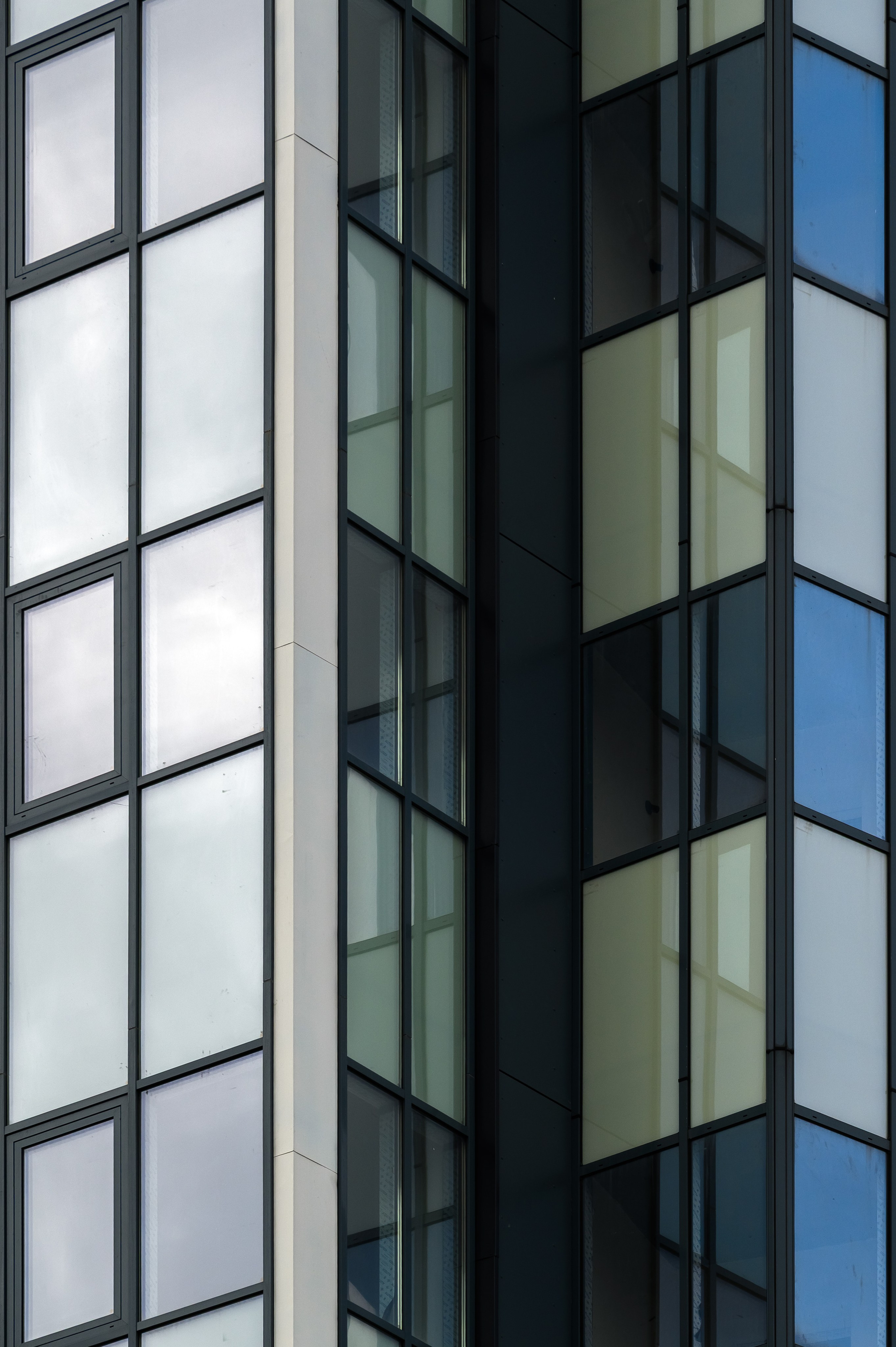 Архитектурный кадр жилого комплекса Авалон-Сити, крупный план балконов и панорамных окон во время дневного света