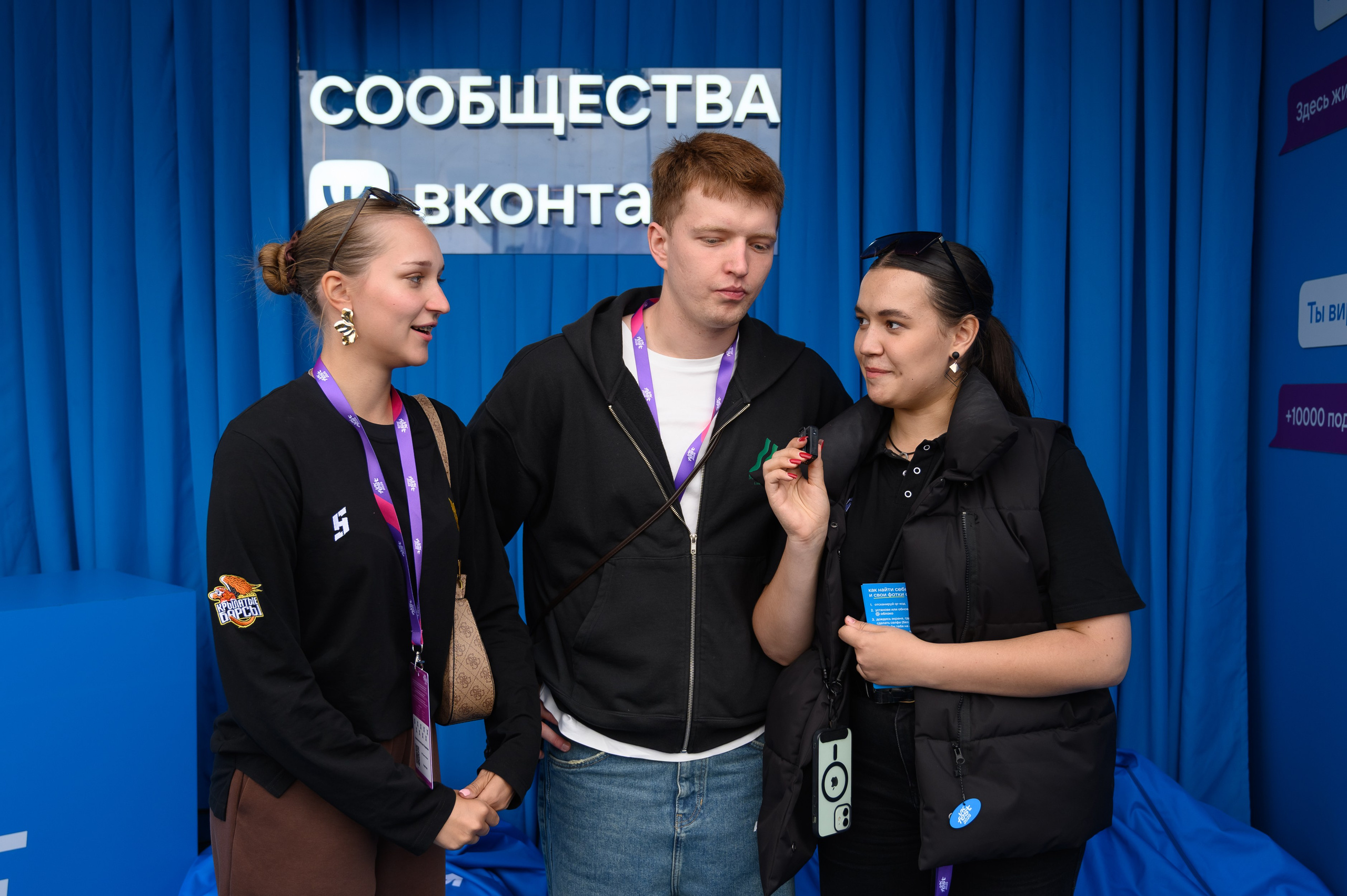 Живые эмоции поклонниц на встрече с блогером на стенде Сообщества VK Fest в Казани