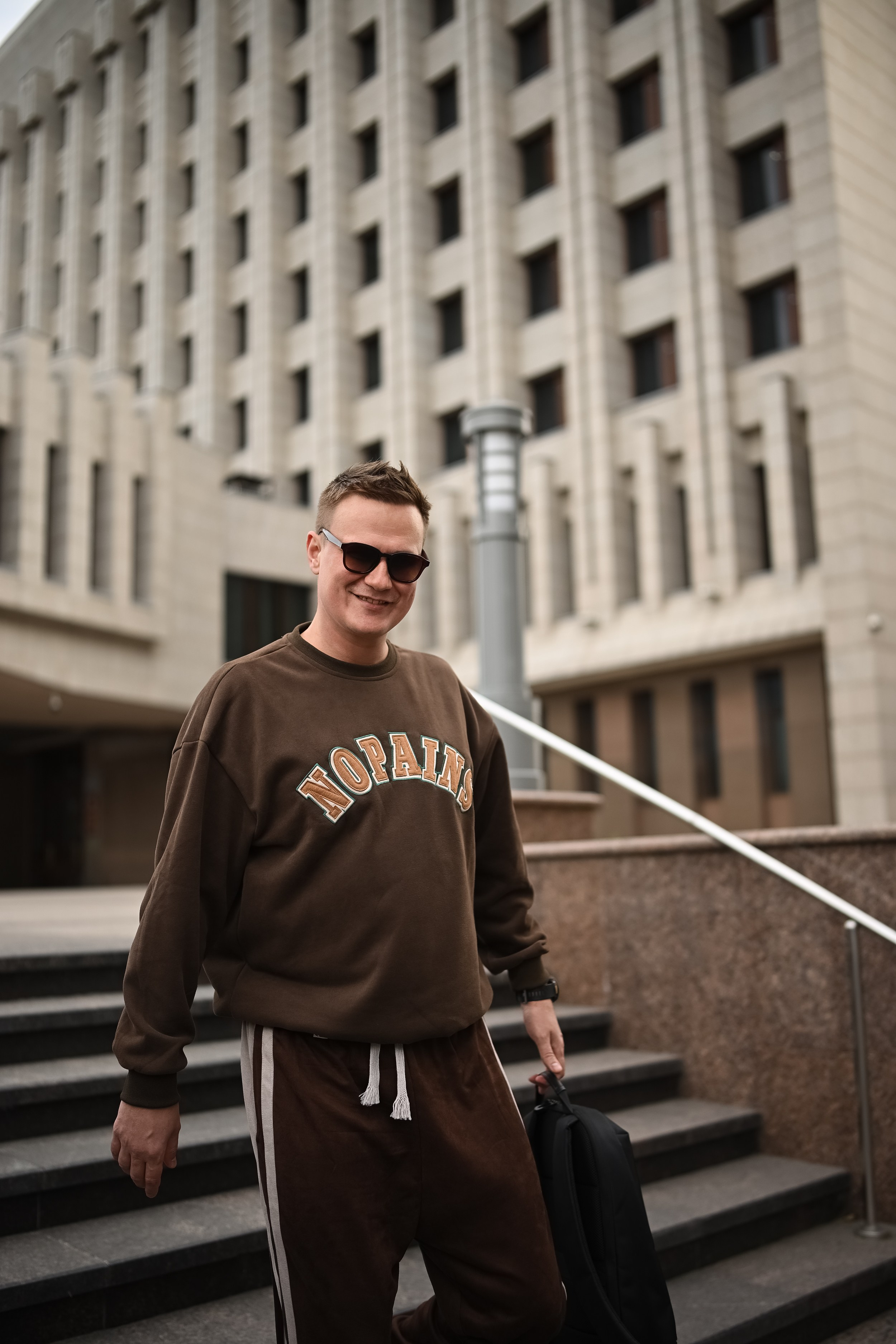 Портрет мужчины у архитектурного объекта Казани, фотограф Алексей Клейменов