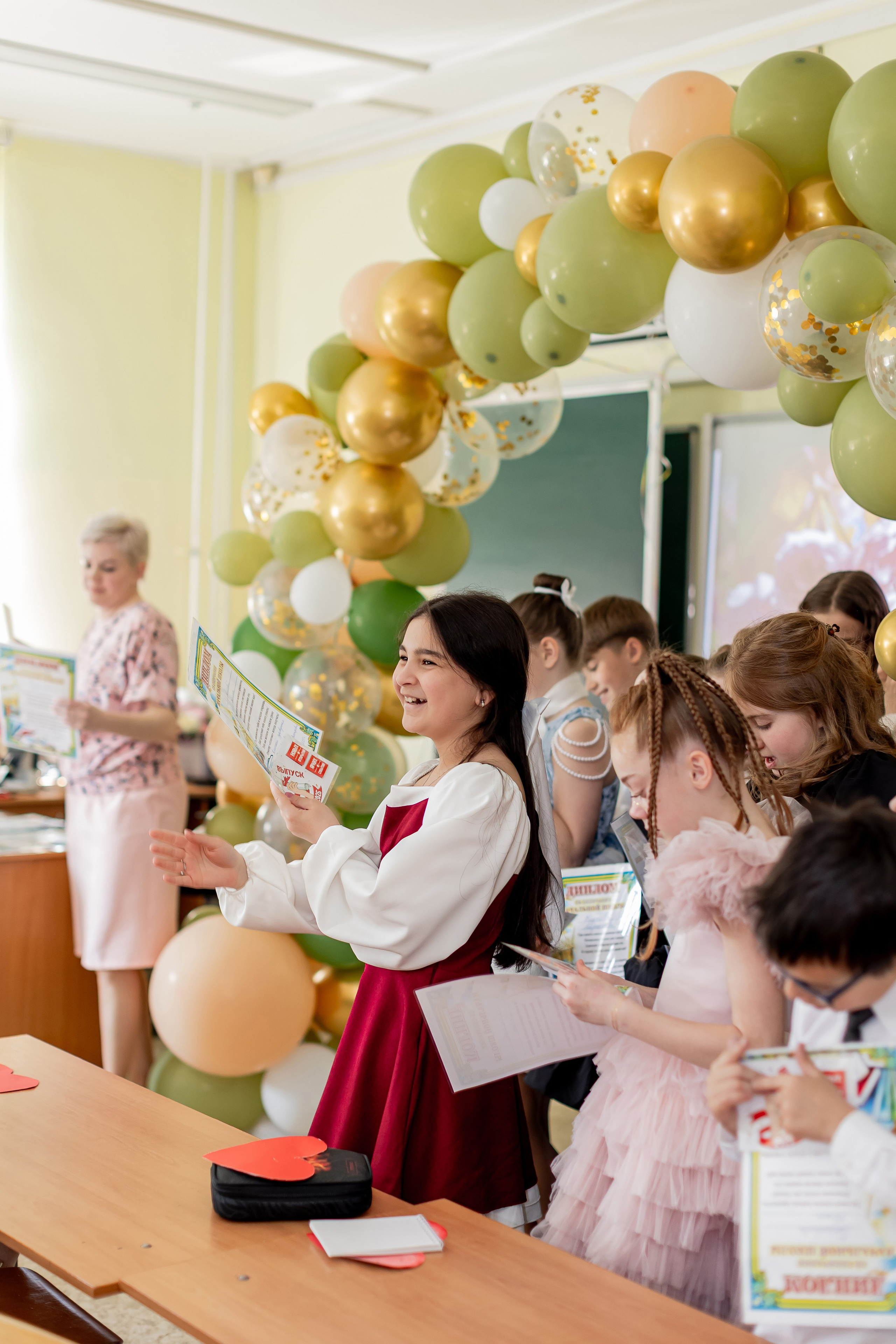 Выпускной в начальной школе в классе. Фотограф и видеограф Москва. Свадебный фотограф, видеограф. Выпускные альбомы. Оживающие альбомы