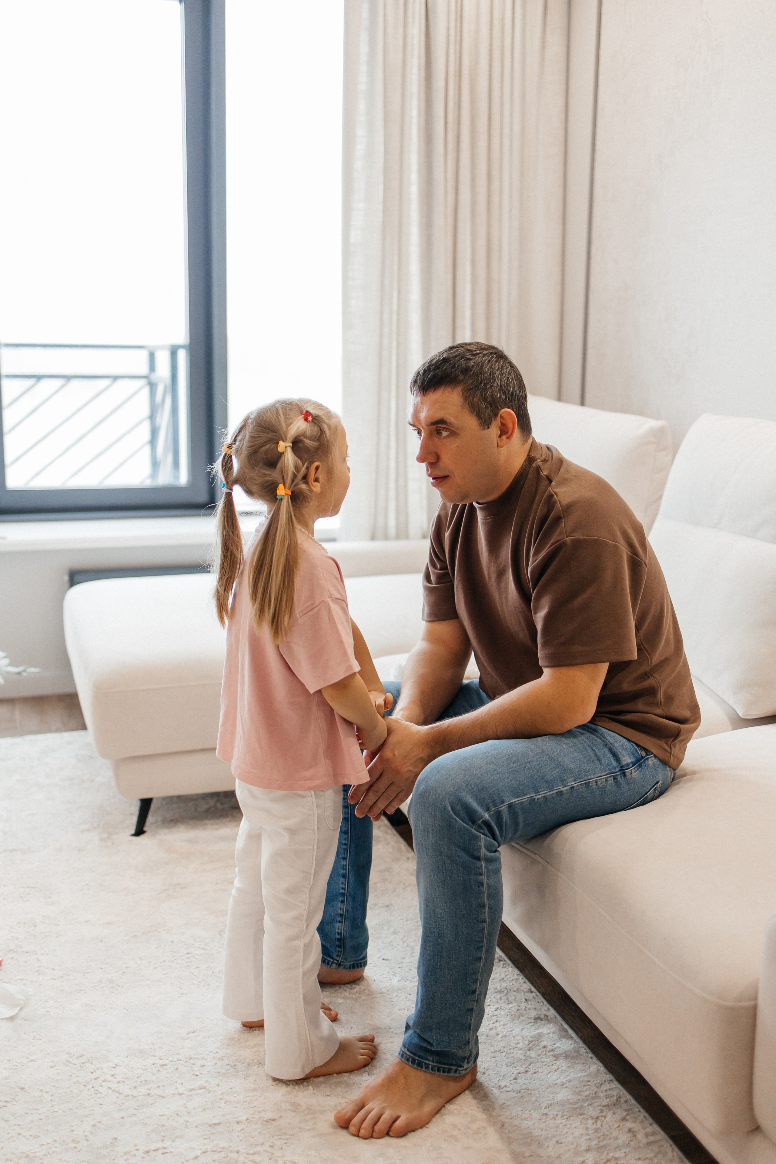 Lifestyle съемка семьи с детьми: папа и дети 2,6 лет строят домик из кубиков дома