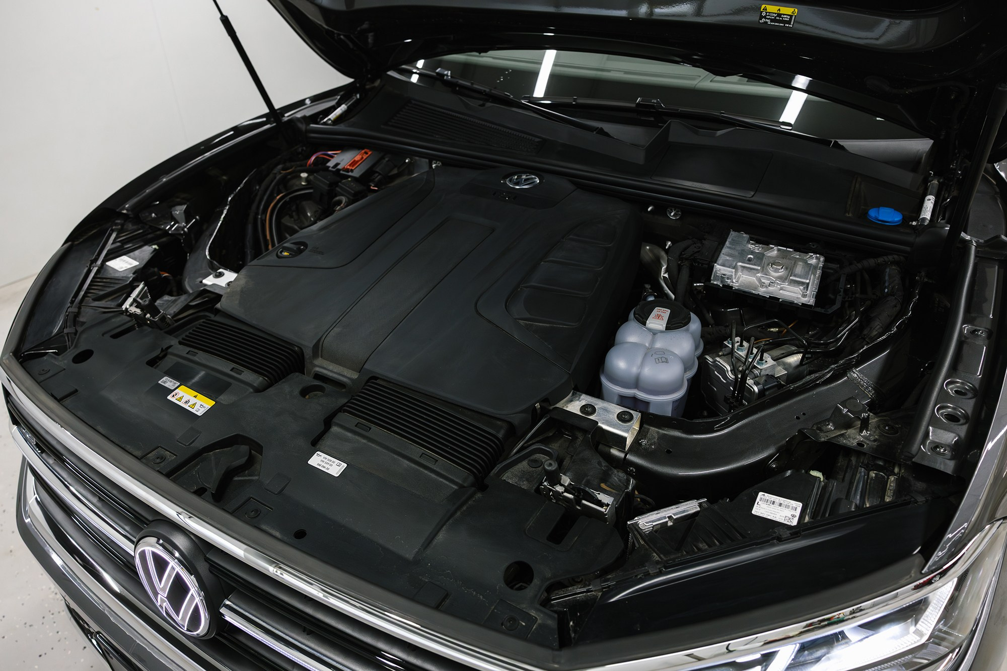 Volkswagen Touareg R-Line 2.0 TSI AT (265 л. с.). Автосалон «Х-Авто»