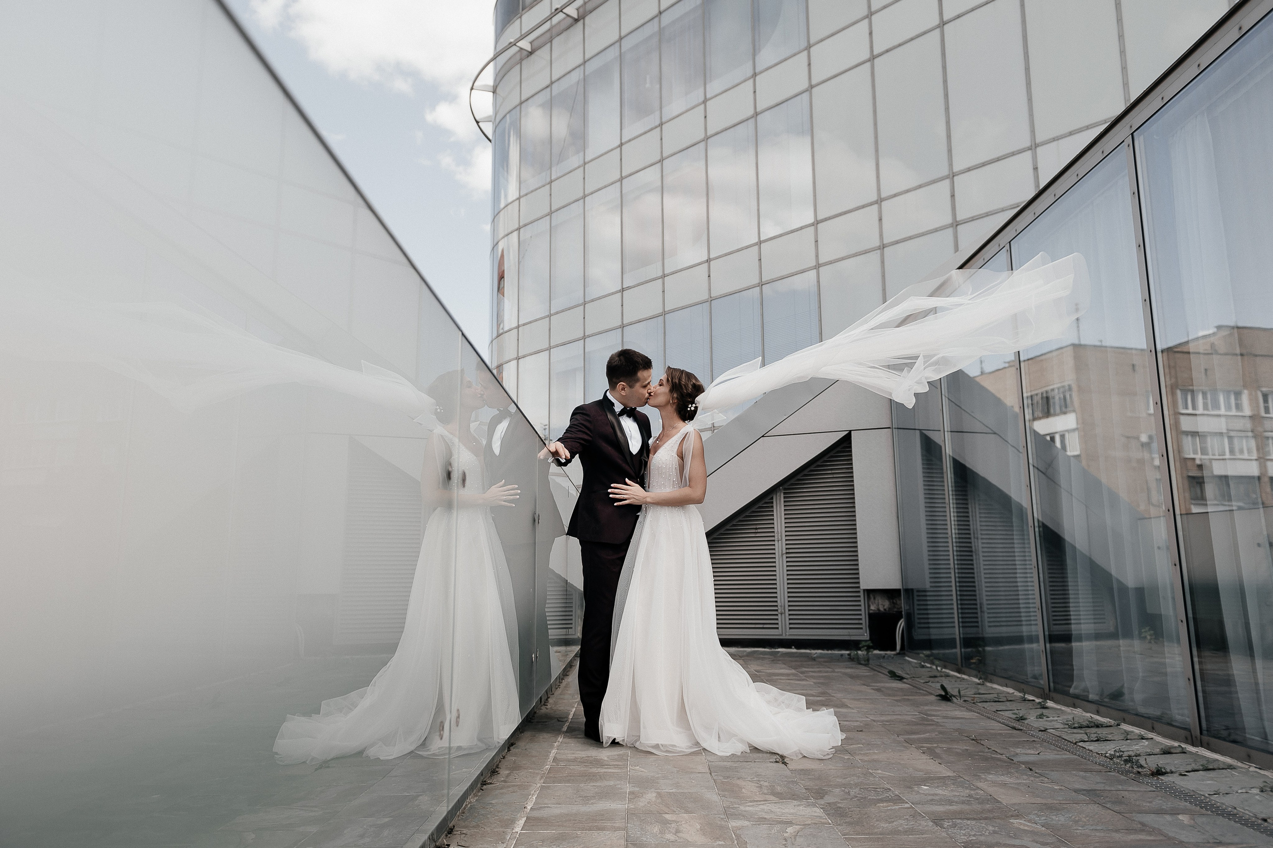 Молодожены в отеле на фотосессии