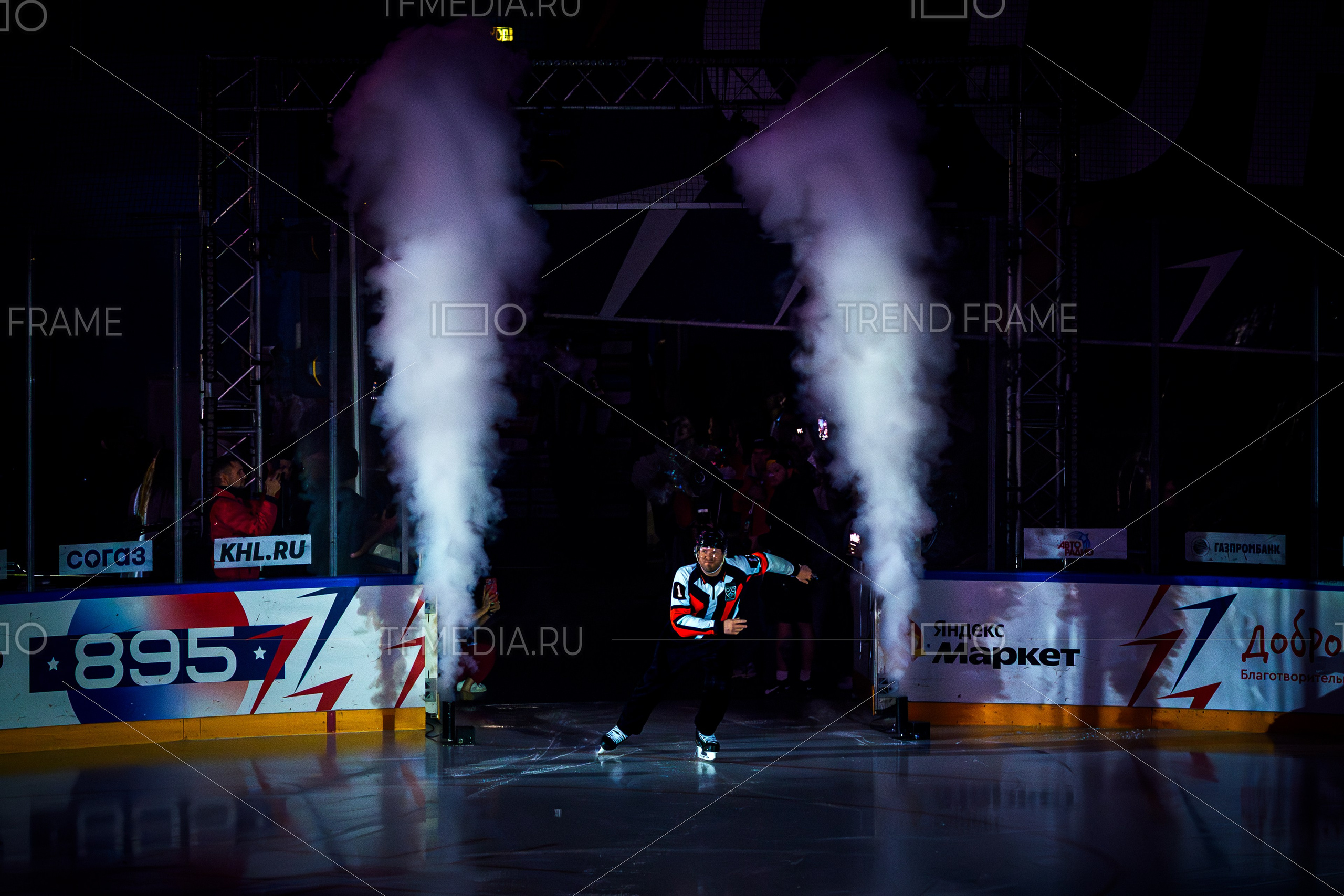 Финал Кубка Овечкина 2025 по хоккею в Мытищах — судья матча №1 выходит на лёд через дымовое шоу. Премиальные спортивные фото TrendFrame.