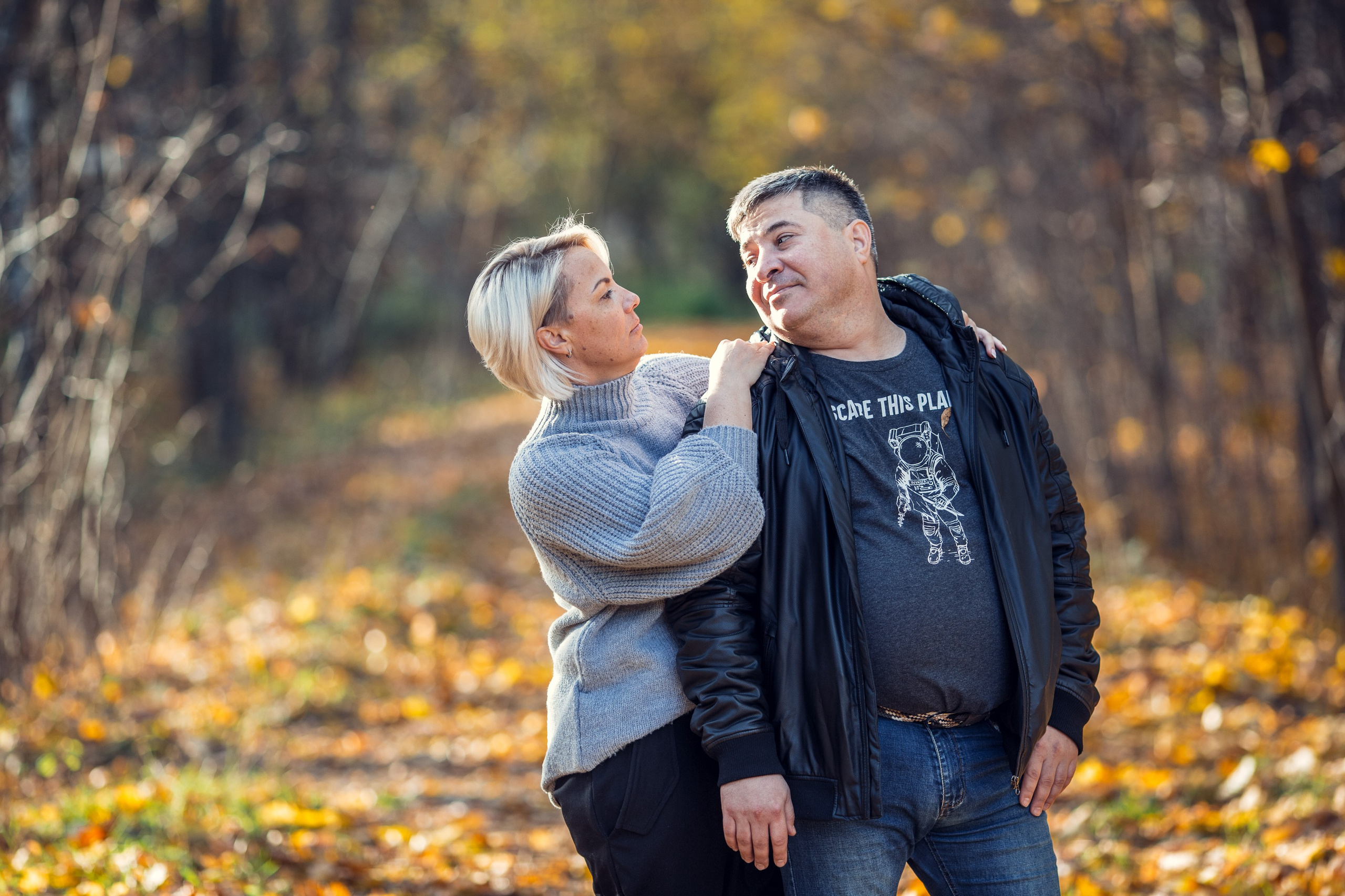 Фотопрогулка семьи в осеннем лесу. Фотограф — Евгений Свистков