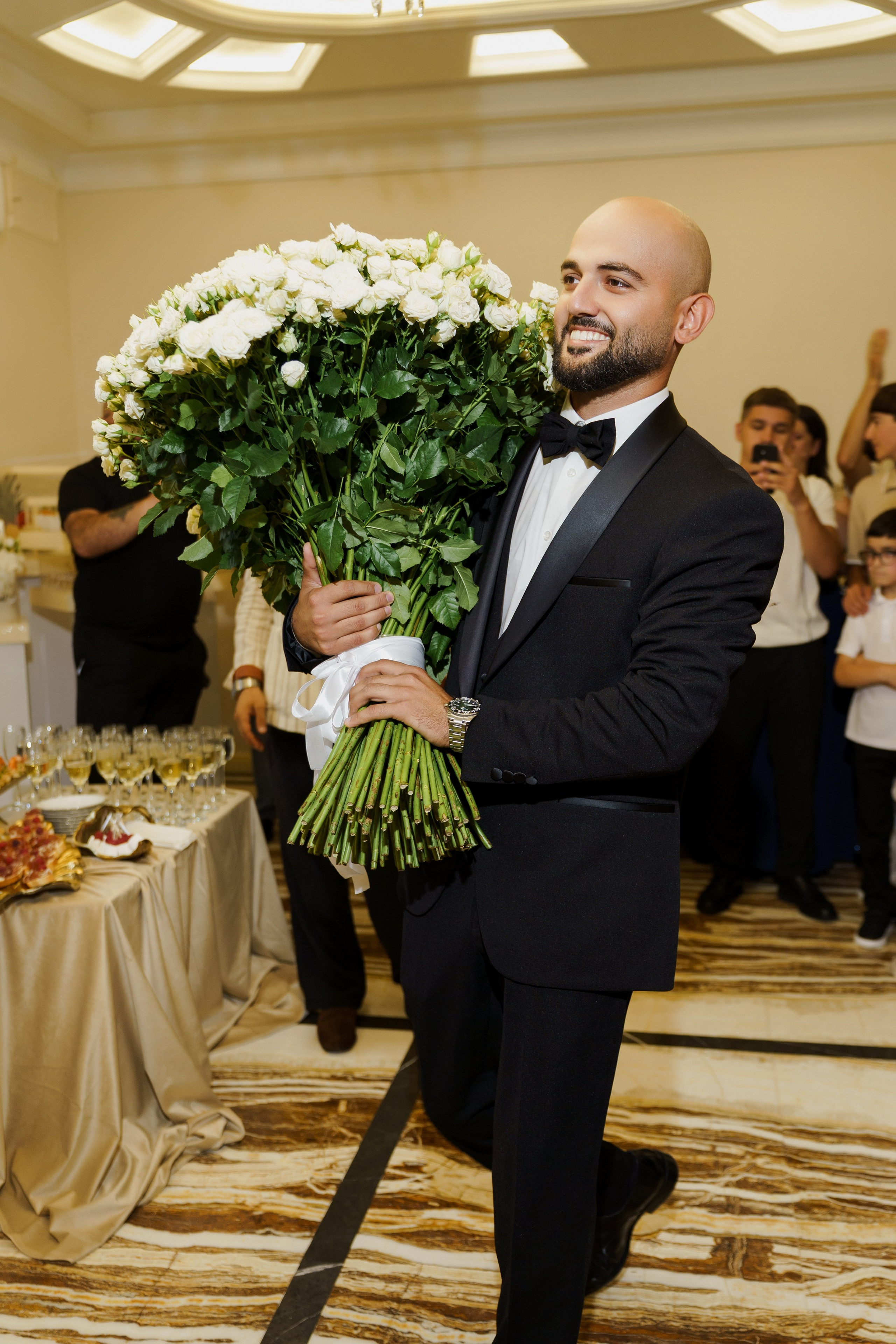 Сватовство в Краснодаре от лучших свадебных фотографов и операторов ТВИНС СТУДИО. ТВИНС СТУДИО — лучшие свадебные фотографы и видеографы в Краснодаре